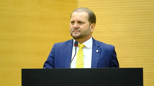 O deputado Cirone Deiró (União Brasil) destacou nesta terça-feira (11) que o trabalho que vem sendo realizado pelo Departamento Nacional de Infraestrutura de Transporte (Dnit) na BR 364, em Rondônia, vai facilitar a vida de quem transita pela rodovia e tornar o trânsito muito mais seguro. Segundo ele, hoje, o trabalho das máquinas na pista atrasa a viagem de quem se desloca pela rodovia, no entanto, em pouco tempo, vai proporcionar mais segurança e tranquilidade a todos os usuários. Cirone Deiró explicou que vem solicitando o apoio do Dnit, no sentido de recuperar a rodovia, desde janeiro desse ano. Ele informou que empenhou esforços pela recuperação dos trechos mais críticos da estrada, localizados entre os municípios de Vilhena e Porto Velho. “Encaminhamos ao Dnit os pedidos que estávamos recebendo e a necessidade urgente da realização de um trabalho de tapa-buracos, em diversos locais da rodovia”, disse. Segundo Cirone Deiró, os danos existentes na estrutura asfáltica da rodovia aumentam o número de acidentes e os gastos públicos, podendo ser também a principal causa da perda de vidas. “É uma demanda de clamor populacional, que sendo atendida, beneficia a todos os usuários da pista”, afirmou o parlamentar. Texto: Eli Batista / Assessoria parlamentar Foto: Rafael Oliveira I Secom Alero