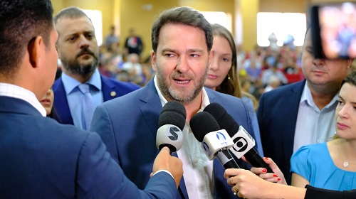 O deputado Alex Redano (Republicanos) fez uma indicação ao Poder Executivo, extenso ao Departamento Estadual de Estradas de Rodagem e Transportes (DER), para que promova, em caráter de urgência, o serviço de patrolamento e manutenção da Rodovia Expresso Porto, no Anel Viário de Porto Velho. Alex Redano frisou que a indicação visa obter adequadas condições de trafegabilidade e à segurança dos usuários que transitam pelo trecho. "É de suma importância a manutenção da referida estrada, tendo em vista que a mesma é utilizada para transporte de cargas, passageiros e de pacientes do Hospital de Amor Amazônia e Hospital Santa Marcelina", ressaltou o parlamentar. Se soma a isto o fato de que a estrada é importante para o desenvolvimento econômico do Estado de Rondônia, principalmente no setor do agronegócio, já que é palco para o escoamento da produção de grãos como soja, milho e arroz, o que demonstra a imprescindibilidade de sua manutenção. Além disso, a execução destes serviços impactará diretamente na vida de milhares de pessoas que transitam naquela região, promovendo a economia, segurança aos usuários, infraestrutura viária e desenvolvimento social. "Assim, considerando a relevância do pleito, apresentamos esta indicação na expectativa de vê-la ser atendida", destacou Alex Redano. Texto Mateus Andrade / Assessoria parlamentar Foto: Rafael Oliveira I Secom Alero