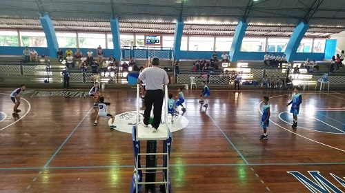 O Governo de Rondônia realiza nos dias 13 a 16 de julho, na Escola Sete de Setembro, em Espigão do Oeste, um curso de noções básicas de arbitragem em Voleibol. O objetivo é atualizar e qualificar os profissionais do mercado de trabalho desportivo, proporcionando um diferencial em seus currículos, por meio do certificado emitido ao término do curso. As inscrições são gratuitas e devem ser feitas pelo link. A Secretaria de Estado da Juventude, Cultura, Esporte e Lazer – Sejucel será responsável pela execução do curso, em parceria com a Secretaria Municipal de Esportes, Lazer, Cultura e Turismo – Semelc do município de Espigão do Oeste, com apoio da Associação de Pais e Atletas do Voleibol de Espigão do Oeste – Apaveo, e será realizado de forma presencial, com duração de quatro dias. O curso visa proporcionar aos estudantes, acadêmicos, professores e trabalhadores, conhecimentos que os permitam a profissionalização, qualificação e atualização para o mercado de trabalho. As aulas teóricas serão ministradas pelo instrutor Edvaldo Botelho Araújo, árbitro nacional de voleibol Confederação Brasileira de Vôlei – CBV/Federação Rondoniense de Voleibol – FRV, e terá chancela da Federação Rondoniense para atuação no Estado. O secretário da Sejucel, Júnior Lopes destacou a importância desta iniciativa. “O curso de noções básicas de arbitragem em Voleibol, promovido pelo Governo de Rondônia é mais uma iniciativa que demonstra nosso compromisso em capacitar e incentivar os profissionais do esporte em nosso Estado. Com essa capacitação, buscamos fortalecer o cenário esportivo de Rondônia, proporcionando oportunidades de qualificação e abrindo portas para novas carreiras na área de arbitragem. Estamos confiantes de que esse curso será um sucesso,” disse. Confira a programação do curso, que ocorrerá entre os dias 13 e 16 de julho: 13 de julho: 19h: Abertura Oficial; e 19h30 às 20h30: Aula Teórica. 14 de julho: 19h às 21h: Aula Teórica; e 21h15 às 22h45: Aula Prática. 15 de julho: 15h às 17h30: Aula Teórica; e 18h30 às 22h: Aula Prática. 16 de julho: 8h: Competição. Fonte Texto: Paulo Amorim Fotos: Cícero Marques de França e Paulo Sergio Secom - Governo de Rondônia