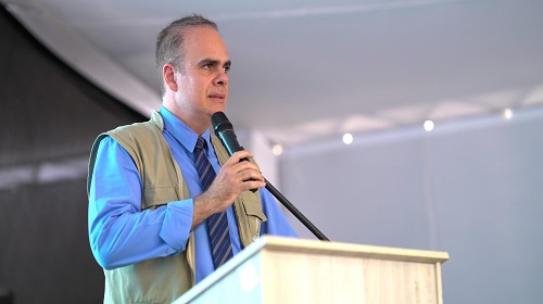 A situação da regulação de consultas de cirurgias eletivas motivou discurso do deputado estadual Alan Queiroz (Podemos) na sessão extraordinária itinerante realizada na manhã desta quinta-feira (24) em Machadinho do Oeste. A sessão ocorreu junto com a 4ª Agroshow, que foi aberta hoje e será encerrada no domingo (27). O deputado Alan Queiroz está no segundo mandato e destacou a disposição de o governo do estado, de zerar as filas de regulação de cirurgias eletivas com um amplo programa de chamamento público, onde serão investidos de R$ 70 milhões a R$ 100 milhões para o segmento. A liberação das emendas parlamentares com rapidez, segundo o deputado Alan Queiroz, demonstra a preocupação de o governador Marcos Rocha em atender nossos colegas deputados, pois é através delas, “que ajudamos prefeitos, produtores rurais a resolverem inúmeros problemas nos municípios”, ponderou. Os projetos foram votados na sequência da sessão extraordinária. Alan Queiroz agradeceu aos colegas deputados, pela aprovação do programa de chamamento público para as cirurgias eletivas e pequenas cirurgias. Também estavam na pauta projetos relacionados a folha de pagamento, Segurança Pública e saúde, que também foram votados e aprovados. Texto: Waldir Costa I Secom / ALE/RO Fotos: Rafael Costa I Secom ALE/RO