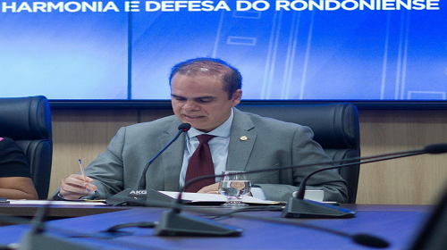 O deputado estadual Alan Queiroz (Podemos) encaminhou um requerimento ao Governo de Rondônia, por meio da Secretaria de Estado da Segurança, Defesa e Cidadania (Sesdec), em que solicita detalhes informativos relacionados à destinação de recursos e condução de programas de formação, treinamento, qualificação e capacitação de recursos humanos. Este requerimento tem como objetivo capacitar a Assembleia Legislativa para efetuar com eficácia suas responsabilidades de fiscalização e proposição relacionadas às atividades da Sesdec, assegurando que os recursos alocados para o desenvolvimento de recursos humanos sejam utilizados de maneira eficaz. Para Alan Queiroz, a busca por transparência e eficiência na destinação de recursos e no aprimoramento dos recursos humanos na área de segurança é um compromisso imprescindível, contribuindo significativamente para a proteção e bem-estar da população rondoniense. “Estamos determinados na missão de promover transparência, eficiência e capacitação na segurança do estado”, ressaltou. A Secretaria de Estado da Segurança, Defesa e Cidadania (Sesdec) é o órgão responsável pela execução da política de segurança pública em Rondônia, unificando sob sua liderança a Polícia Civil, a Polícia Militar e o Corpo de Bombeiros Militar. A supervisão do órgão é essencial para assegurar a realização das atividades de forma legal, ética, transparente e eficiente, preservando os direitos dos cidadãos e promovendo a ordem e a segurança na sociedade. Texto: Ian Machado / Assessoria parlamentar
