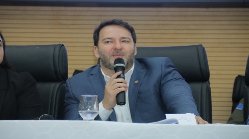 O deputado Alex Redano (Republicanos) indicou na tarde desta quinta-feira (10) a criação de uma Delegacia Especializada em Crimes contra o Agronegócio, no âmbito do Estado, visando garantir mais segurança ao agricultor e ao pecuarista rondoniense; “Indicamos ao Poder Executivo, extenso à Secretaria de Estado da Segurança, Defesa e Cidadania (SESDEC), a criação de Delegacia Especializada em Crimes contra o Agronegócio, no âmbito do Estado de Rondônia. Nossa indicação pretende combater e apurar os crimes contra o agronegócio no Estado, que estão diretamente relacionados à agricultura e à pecuária, contemplando todas as infrações que impactam o setor, como furto e roubo de equipamentos agrícolas, animais, propriedades rurais e outros bens relacionados a estes relacionados”. Disse o parlamentar. Redano lembrou que o agronegócio é um setor crucial para o desenvolvimento econômico, pois além de sua capacidade expansiva, possui relevância para outros segmentos, sendo considerado um grande gerador de emprego e renda, é de amplo conhecimento que Rondônia é referência na agricultura e pecuária, sendo o 3º maior produtor de grãos da região Norte e o maior exportador de carne bovina da região Norte. Frisou. É de suma importância este apoio para que haja a continuidade do desenvolvimento dessas atividades com adequada segurança àqueles que tanto contribuem com o crescimento do Estado, os produtores, muitas vezes estão isolados no campo, sendo de fundamental pertinência um órgão específico onde possam buscar amparo de forma ágil, eficaz e especializada, pontuou o deputado. Texto Mateus Andrade / Assessoria parlamentar Foto: ALE/RO