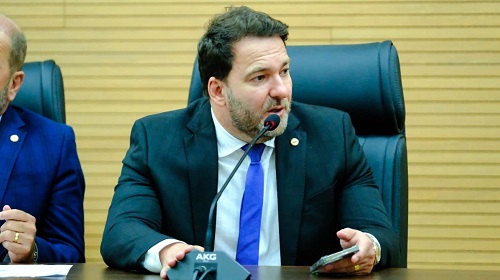 O deputado Alex Redano (Republicanos) indicou ao Poder Executivo, a necessidade de encaminhamento à Assembleia Legislativa de Projeto de Lei que vise a “equiparação do valor do auxílio alimentação a todos os servidores do Poder Executivo do Estado de Rondônia”, destacou. Redano atendeu a reivindicação do dirigentes do Sintero, Sindsaude e Sinder, por meio do Ofício nº 178/2023, entendendo "a necessidade de enveredar esforços, dentro da competência de cada Poder, para que seja atendida pelo Poder Executivo, por ser uma medida de justiça". O parlamentar destacou que a Assessoria Técnica de seu gabinete monitora o protocolo da mensagem do governador neste Poder Legislativo e se empenhará, para que tenhamos um desfecho favorável a todos os servidores públicos do Poder Executivo. Alex Redano citou como exemplo o Poder Executivo Federal que concede o Auxílio-Alimentação uniformemente para todas as carreiras, por meio da Lei nº 8.460/92, que, em seu art. 22, dispõe: O Poder Executivo disporá sobre a concessão mensal do auxílio-alimentação por dia trabalhado, aos servidores públicos federais civis ativos da Administração Pública Federal direta, autárquica e fundacional”. Esperamos contar com a disposição do governador Marcos Rocha em encontrar a melhor solução para que a Indicação seja atendida, pontuou o deputado. Texto: Mateus Andrade / Assessoria parlamentar Foto: Arquivo I Secom ALE/RO