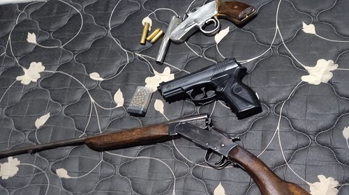 O fato aconteceu na noite do último domingo, 20, no bairro Jorge Teixeira. Segundo informações obtidas no local, a vítima denunciou o fato após ser ameaçada pelo companheiro que ao perceber a chegada dos militares, fugiu, deixando para trás armas de fogo e uma promessa de retorno. A mulher revelou seu temor pela própria vida e pelo bem-estar de seus filhos. Ela relatou que a situação se iniciou quando retornou ao lar, vindo de um sítio, e foi confrontada pelo agressor. Ele tentou forçá-la a entrar em um quarto, porém, ela resistiu. O agressor, frustrado por não conseguir sua intenção, reagiu jogando as roupas da companheira para fora da casa. No interior da residência, os militares apreenderam duas armas de fogo, sendo uma espingarda calibre .36, uma garrucha calibre .38, além de uma pistola de Airsoft. A vítima expressou sua intenção de requerer uma medida protetiva de urgência, buscando garantir sua segurança e a de seus filhos. A ocorrência foi prontamente registrada pelas autoridades competentes, que agora trabalham para dar sequência às providências necessárias. Texto: P5 do 2º BPM | Taynara Aguiar Informações e fotos: Boletim de ocorrência policial