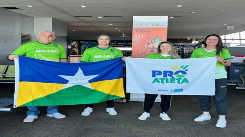 Entre os dias 24 de agosto e 3 de setembro, a Argentina será palco do XVI Campeonato Mundial Master de Basquetebol 2023, realizado na cidade de Mar del Plata. O evento vai contar com a presença de quatro atletas rondonienses Thaynara Rios Rezende, Helane Ívina Serra de Menezes, Vladir Lima de Carvalho e Denio Mozart de Alencar Guzman, que estão representando o Brasil na competição. Essa importante participação só foi possível, graças ao apoio do programa Pró-Atleta do Governo de Rondônia, por meio da Secretaria de Estado da Juventude, Cultura, Esporte e Lazer – Sejucel. Thaynara Rios enfatizou a importância do Pró-Atleta na jornada esportiva dos competidores. “Todos os campeonatos em que participamos, nossa expectativa já fica à mil, imagine agora representar não apenas a seleção, mas também o nosso Estado. Vamos encontrar pessoas de vários países e vivenciar experiências diferentes. O programa Pró-Atleta nos possibilitou estar presentes nesse campeonato mundial e nosso coração está repleto de gratidão pela oportunidade. Estamos certos de trazer o ouro para casa”, ressaltou. A Secretaria de Estado da Juventude, Cultura, Esporte e Lazer registra o esporte como uma ferramenta de inclusão e integração. Rapidamente atendeu ao pedido da Federação Rondoniense de Basquete, viabilizando passagens aéreas para o evento. O apoio reitera o compromisso da Secretaria com a comunidade esportiva, promovendo a representação estadual em competições internacionais. O Campeonato Mundial Master de Basquetebol, não só destaca as habilidades dos atletas, mas também proporciona a integração cultural e esportiva, fortalecendo laços internacionais. O secretário da Sejucel, Júnior Lopes destacou que, o Pró-Atleta reflete perfeitamente a visão da Sejucel. “Acreditamos que o esporte é uma ferramenta poderosa para a inclusão social, o desenvolvimento pessoal e a promoção do Estado em âmbito nacional e internacional. Ao apoiar diretamente os atletas e paratletas, estamos investindo no futuro do esporte em Rondônia, construindo uma base sólida de sucesso e inspiração.” PRÓ-ATLETA É um programa que visa respaldar os atletas, viabilizando o fomento ao esporte de alta performance pelo Estado. Mediante o fornecimento de passagens, o programa capacita os esportistas com as ferramentas mínimas possíveis para participar em diversas competições nos âmbitos regional, estadual, nacional e internacional. Além disso, incentiva a participação e o atendimento às necessidades. Fonte Texto: Arthur Gusmão Fotos: Arthur Gusmão Secom - Governo de Rondônia