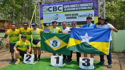 Nos dias 18, 19 e 20 de agosto, a cidade de Porto Velho foi cenário da 45ª Edição da Copa Norte e Nordeste de Ciclismo de Estrada. O evento, que reuniu ciclistas das duas regiões, foi organizado pela Federação de Ciclismo de Rondônia (FECRO) e recebeu o importante apoio do deputado Ismael Crispin, que marcou presença na cerimônia de premiação. Com cerca de 400 ciclistas divididos em 15 categorias, a competição contou com a participação de 16 federações dos estados situados nas regiões Norte e Nordeste do Brasil, proporcionando um encontro de atletas de alto nível e exibindo a paixão pela modalidade e contou com um público de aproximadamente 1000 pessoas, que prestigiaram os atletas e celebraram a paixão pelo ciclismo. Na oportunidade, o deputado Ismael Crispin destacou que “eventos como a Copa Norte e Nordeste de Ciclismo de Estrada são fundamentais para dar visibilidade aos nossos atletas e incentivar a prática esportiva. Ver a dedicação e o empenho deles foi inspirador, ainda mais no sol escaldante de Rondônia. O ciclismo é uma paixão que tem conquistado cada vez mais espaço em nosso estado, e é com imensa satisfação que contribuo para impulsionar essa modalidade e proporcionar oportunidades aos nossos talentos”, disse o parlamentar. O presidente da FECRO, Josué Capistrano, ressaltou a importância do evento para o crescimento e desenvolvimento do ciclismo em Rondônia. "A realização da Copa Norte e Nordeste de Ciclismo de Estrada não apenas promove a competição esportiva, mas também incentiva a participação de ciclistas e fomenta a economia local", pontuou Capistrano. Os resultados da competição refletiram a dedicação e o talento dos atletas que competiram. A Bahia se destacou como a grande campeã da Copa. Na segunda colocação, o Pará também brilhou. Já o terceiro lugar foi conquistado por Rondônia, que garantiu 5 medalhas de ouro, 5 de prata e 8 de bronze. Bastidores O deputado Ismael Crispin, conhecido por ser um dos maiores apoiadores do esporte no estado, não apenas compareceu à premiação, mas também desempenhou um papel significativo nos bastidores. Crispin já destinou recursos para viabilizar a participação de atletas rondonienses em competições realizadas fora do estado. Além disso, o deputado foi responsável por uma ação marcante ao destinar emenda parlamentar para a aquisição de bicicletas profissionais para os campeões rondonienses em 2022 2 2023, totalizando 30 bikes entregues e seu comprometimento com o desenvolvimento do ciclismo também se materializou na autoria da Lei nº 5.550, que institui incentivos ao desenvolvimento do cicloturismo no estado de Rondônia. “A 45ª Edição da Copa Norte e Nordeste de Ciclismo de Estrada não apenas celebrou a competição esportiva, mas também evidenciou o compromisso do deputado Ismael Crispin com o esporte. Através de suas ações concretas, ele demonstrou seu apoio inegável em prol do crescimento do ciclismo em Rondônia e em nome de todos os atletas, agradecemos o apoio incondicional do deputado Ismael”, finalizou o presidente da FECRO. Texto: Laila Moraes / Assessoria parlamentar Foto: José Evaristo / Assessoria parlamentar