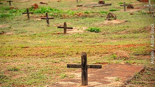 A pedido da Procuradoria-Geral da República (PGR), a Terceira Seção do Superior Tribunal de Justiça (STJ) determinou a transferência, para a Justiça Federal, de seis inquéritos relativos a crimes de homicídio praticados contra líderes de trabalhadores rurais e outras pessoas que denunciaram grilagem de terras e exploração ilegal de madeira em Rondônia. Ao deferir parcialmente o incidente de deslocamento de competência (IDC) proposto pela PGR, o colegiado considerou estarem presentes, nos seis inquéritos, os requisitos cumulativos que autorizam a medida: grave violação de direitos humanos, possibilidade de responsabilização do Brasil em razão de tratados internacionais assinados pelo país e incapacidade de apuração dos fatos pelas autoridades estaduais. Os inquéritos federalizados se referem à morte de oito pessoas: Renato Nathan Gonçalves, Gilson Gonçalves, Élcio Machado, Dinhana Nink, Gilberto Tiago Brandão, Isaque Dias Ferreira, Edilene Mateus Porto e Daniel Roberto Stivanin. De acordo com a PGR, os crimes foram praticados em um cenário de violência marcado pela atuação de grupos de extermínio, com envolvimento de agentes da segurança pública local, que atuam em favor de pessoas política e economicamente poderosas com o objetivo de manter seu controle sobre terras no estado de Rondônia. Após constatar grande dificuldade para obter informações das autoridades estaduais, a PGR pediu ao STJ a federalização de 11 inquéritos, instaurados para investigar homicídios e casos de tortura. Para o órgão ministerial, a presença de obstáculos no curso do trabalho investigativo e a demora excessiva em sua condução pelos órgãos de segurança de Rondônia evidenciaram a incapacidade da esfera estadual em oferecer resposta pronta, efetiva e eficaz aos crimes. Algumas apurações foram minimamente satisfatórias O relator do IDC, ministro Messod Azulay Neto, destacou que em cinco dos casos apontados pela PGR é possível observar que houve esforços das autoridades locais para a apuração dos crimes, inclusive com algumas condenações, ainda que nem todos os autores tenham sido identificados. Nesses casos, o ministro entendeu que o deslocamento de competência deve ser indeferido, uma vez que não foi preenchido um dos requisitos necessários para a medida. Segundo o relator, mesmo que os resultados desses inquéritos ou processos tenham sido limitados, não há indícios concretos de desídia ou de impossibilidade de atuação, por qualquer outro motivo, dos órgãos estaduais, razão pela qual seria arbitrária a transferência da jurisdição. Messod Azulay Neto concluiu que, em respeito ao princípio do juiz e do promotor natural, nos casos em que é ausente o requisito da incapacidade das autoridades locais, "deve-se reconhecer que a atuação estadual atingiu um padrão esperado na apuração e solução dos fatos, não se justificando o deslocamento da competência para a esfera federal". Incapacidade flagrante das instituições locais Por outro lado, o ministro afirmou que, em seis inquéritos, ficou evidenciada a inércia da Polícia Civil, o que justifica a transferência das investigações para a Polícia Federal. "Os órgãos estaduais não demonstram condições para o desempenho das apurações, seja por negligência, ou por impossibilidade material ou de que ordem seja. É flagrante a incapacidade de as autoridades locais darem a resposta efetiva às demandas em apreço, conforme atestado pelo próprio Ministério Público do Estado de Rondônia" – declarou. O relator mencionou também que, segundo a PGR, o estado de Rondônia é, atualmente, o segundo em número de mortes relacionadas à luta por terras, perdendo apenas para o Pará, e chegou a estar no topo do ranking em 2015 e 2016, contribuindo para a liderança mundial do Brasil em mortes no campo. Messod Azulay Neto observou ainda que as violações ocorridas nos seis casos federalizados têm o potencial de submeter o Brasil à responsabilização internacional com base na Convenção Americana de Direitos Humanos. O Brasil – apontou – já foi condenado pela Corte Interamericana de Direitos Humanos pelas mortes, ocorridas entre janeiro e fevereiro de 2016, de seis pessoas que promoviam a defesa dos direitos de trabalhadores rurais. "Portanto, há severo crivo internacional quanto à atuação das autoridades do estado de Rondônia na elucidação e no combate aos crimes derivados de conflitos agrários", disse. FONTE:SITE/STJ