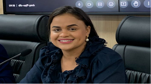 A deputada estadual Dra. Taíssa tem se empenhado em garantir respostas claras da Agência de Defesa Sanitária Agrosilvopastoril do Estado de Rondônia (Idaron) em relação a situação de famílias que residem nas 11 unidades de conservação e que atualmente se encontram em áreas sob embargo. Por meio de um requerimento datado de 26 de Junho, a parlamentar busca informações detalhadas sobre a quantidade de semoventes (gado) presentes nessas áreas embargadas, assim como a qualificação das propriedades envolvidas e a especificação dos semoventes. Além disso, a deputada requer a data em que esses semoventes foram registrados nas propriedades. Transparência e Segurança para Famílias A Dra. Taíssa justifica o requerimento enfatizando a insegurança enfrentada pelas famílias residentes nessas áreas. A obtenção dessas informações é vista como crucial para promover a atividade agropecuária de forma responsável e transparente, buscando um equilíbrio entre produção e desenvolvimento sustentável. "É imperativo que compreendamos e busquemos soluções para os conflitos entre a produção agropecuária e o desenvolvimento sustentável. Acima de tudo, não podemos permitir que essas famílias vivam sob constante ameaça de desapropriação, sem a documentação adequada de suas propriedades. Elas estão lá para prover suas famílias e sustento, e por isso estou cobrando esclarecimentos sobre essa situação", destacou a deputada. Desde o início de seu mandato, a parlamentar tem acompanhado ativamente as questões relacionadas aos embargos em 11 unidades de conservação na Amazônia Legal no território de Rondônia. Seu esforço visa encontrar soluções que minimizem os impactos sobre os produtores que se encontram nessas regiões, contribuindo para um futuro mais seguro e sustentável. Texto e foto: Alan Souza / Assessoria parlamentar