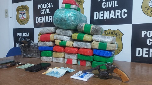 Houve uma apreensão significativa de 30 kg de droga, o motorista do veículo tentou se desfazer da droga jogando do veículo, em seguida foi abordado na Rua Prudente de Morais, em Porto Velho. Evaldo (condutor), e Fagner (ajudante) foram presos pelo Denarc neste domingo (27/08), durante uma abordagem autoridades estão trabalhando para combater o tráfico e o uso de drogas, visando garantir a segurança da comunidade. Os suspeitos confessaram o do crime, e que foram informado que seria melhor transportar as drogas no domingo, pois a Polícia Civil não trabalhava, essa apreensão gerou um prejuízo de cerca de R$500mil reais aos traficantes. Fonte:rondonianoar.com.br