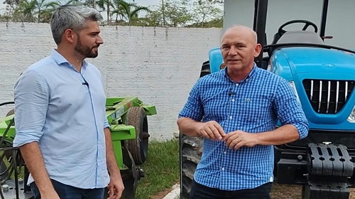 Ezequiel Neiva entrega trator agrícola e grade aradora para atender o pequeno produtor rural em Machadinho do Oeste