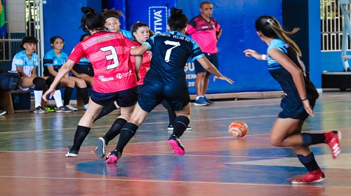 O Governo de Rondônia, por meio da Secretaria de Estado da Educação – Seduc, encerrou esta semana as disputas da fase juvenil dos Jogos Escolares de Rondônia – Joer, no Ginásio Poliesportivo Senador Ronaldo Aragão, em Cacoal. Na ocasião, o segundo bloco de competições foi encerrado e atletas de diversas modalidades foram premiados. Atletas que fazem parte das delegações que integram a Coordenadoria Regional de Educação – CRE de Ji-Paraná foram destaque. No futsal, o time masculino da Escola Prof° José Francisco dos Santos ficou em primeiro lugar. O time feminino da mesma escola alcançou o segundo lugar. No basquetebol, o time masculino da Escola Gonçalves Dias alcançou o terceiro lugar. No handebol, o time masculino da escola Marcos Bispos da Silva atingiu o segundo lugar. No vôlei de praia, o time masculino da escola Marcos Bispo da Silva atingiu o primeiro lugar. O time feminino da escola Família Agrícola alcançou o quarto lugar. No badminton, o time feminino do colégio Tiradentes da Polícia Militar alcançou o primeiro lugar. No atletismo, o atleta Hugo Custódio, da Escola Gonçalves Dias alcançou o primeiro lugar com 100 metros e o segundo lugar no salto em distância. No tênis de mesa, o time masculino da Escola Carlos Drummond de Andrade, alcançou o quarto lugar. Segundo a coordenadora, Rosângela Falqueto, durante toda a fase estadual juvenil as competições ocorrerem conforme o planejado. “Estamos satisfeitos e orgulhosos com os resultados. Tudo isso é fruto de um esforço conjunto do Governo do Estado e os estudantes”, ressaltou. MODALIDADES INDIVIDUAIS Também houveram atletas com destaque em categorias individuais. No judô, o atleta Murilo Ferreira Fontoura, do Colégio Tiradentes da Polícia Militar CTPM IV, alcançou o segundo lugar, na categoria média, com 81kg. VALORES Para o governador de Rondônia, Marcos Rocha, o empenho e a união das 1.829 pessoas envolvidas, entre atletas e técnicos mostram a força do espírito esportivo, que envolve o Joer. “Os jogos promovem um intercâmbio social, além de fomentar o surgimento de novos talentos esportivos, sempre norteados pelos princípios do respeito e da compreensão mútua”, ressaltou. FASES Os atletas e técnicos campeões seguirão representando suas regionais nas fases estaduais dos jogos que acontecerão nos dias: 31 de julho à 8 de agosto – Fase estadual juvenil, em Cacoal 26 de setembro à 05 de outubro – Fase estadual infantil, em Ji-paraná e 11 à 15 de outubro – Fase estadual paralímpica, em Cacoal DISPUTAS NACIONAIS Os atletas e técnicos campeões poderão representar o estado de Rondônia nos Jogos da Juventude, previsto para acontecer em Ribeirão Preto, estado de São Paulo, de 1 a 16 de setembro e também nos Jogos Escolares Brasileiros (Jebs), previsto para acontecer entre os dias 31 de outubro e 15 de novembro, no Rio de Janeiro. Fonte Texto: Ananda Carvalho Fotos: Cristian Alves Secom - Governo de Rondônia