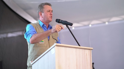 Durante a Sessão Itinerante Extraordinária da Assembleia Legislativa do Estado de Rondônia realizada nesta quinta-feira (24), em Machadinho D’Oeste, o deputado estadual Luizinho Goebel (PSC) sugeriu que fosse elaborado o projeto de compensação pela construção da Hidrelétrica Tabajara. A iniciativa visa proteger a população do município contra os impactos e dissabores, outrora vivenciados em Porto Velho com o advento das Usinas do Madeira. A experiência de ter travado uma batalha em defesa da construção do Complexo na capital de Rondônia, junto à classe política e demais poderes, o faz afirmar que os responsáveis venderam uma ilusão para o povo. Para o deputado “Rondônia não ganhou, sequer, a autonomia para usar a energia gerada. Hoje, nós vemos o caos no fornecimento de energia”. Com uma sinalização positiva vinda por parte de membros do Ministério Público, o parlamentar pediu para que o prefeito Paulo Henrique dos Santos (DEM) liderasse esse processo. Em justificativa, disse que mesmo com todo o esforço dos deputados, os recursos destinados à Machadinho são insuficientes diante das demandas para atender o município. No entendimento de Luizinho Goebel, o projeto de compensação proporciona garantias e permite que a população não seja enganada. Dentre as preocupações, uma é a de que os empreendedores trazem mão de obra e frota de veículos de outros estados e deixam os munícipes sem opções. A solução apontada é a de que às obras só tenham início com a providencia de 100% de drenagem, 100% de rede de água, 100% de saneamento básico e 100% de asfaltamento em ruas e avenidas da cidade”. Outro apontamento é que esses investimentos também contemplem a revitalização das estradas e pontes, mas que priorize os pequenos produtores. Por isso, o deputado sugere que os benefícios devem chegar ao município de Machadinho antes da construção da Hidrelétrica Tabajara. Em sua análise “depois que a Usina estiver pronta, eles vão embora, não olham mais pra trás e o Machadinho e o seu povo vai ficar aqui à mercê da situação que ficou Porto Velho”. Na eminência de uma obra que considera a maior na atualidade política de Rondônia, entende que o prefeito em exercício pode deixar um importante legal ao providencia a elaboração do projeto de compensação. Ao dizer que sonha com o município de Machadinho se tornando uma cidade referência no Estado, encerrou dizendo: “usina já, desde que Machadinho seja em primeiro lugar”. Texto: David Rodrigues I Secom ALE/RO Fotos: Rafael Oliveira I Secom ALE/RO