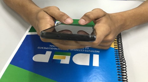 O Instituto Estadual de Desenvolvimento da Educação Profissional de Rondônia – Idep está com inscrições abertas até esta terça-feira, 8, para cursos remotos. Estão sendo oferecidos os seguintes cursos: Automaquiagem, E-Commerce, Empreendedorismo, Auxiliar de Escritório, Comércio Internacional e Norma Regulamentadora NR 6, que trata de Equipamento de Proteção Individual – EPI. Para se inscrever o candidato deve acessar o site da instituição de ensino profissionalizante, no qual constam todas as informações necessárias para se matricular. A idade mínima para participar do Curso NR 6 é 18 anos, enquanto para frequentar os demais cursos, a idade mínima é 16 anos. A escolaridade mínima para todos os cursos é Ensino Fundamental II (6º ao 9º Ano). Devido a sua praticidade, o ensino online vem atraindo cada vez mais um expressivo número de alunos, que busca conhecimento em diversas áreas do conhecimento, seja para o seu crescimento pessoal, seja para aplicar na vida profissional. Márcia Borges de 33 anos, que mora no residencial Cristal da Calama em Porto Velho, fez o Curso de Relacionamento Interpessoal no Idep no semestre passado para melhorar o atendimento da clientela, no salão de beleza que ela mantém em casa. “Aprendi que para se ter uma boa relação com o outro, precisamos nos conhecer primeiro. O aprendizado do curso foi maravilhoso”, enfatizou. Fonte Texto: João Albuquerque Fotos: João Albuquerque Secom - Governo de Rondônia