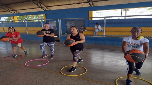 A Prefeitura de Porto Velho, por meio da Secretaria Municipal de Esporte e Lazer (Semes), oferece atividades gratuitas e diversas para a população da terceira idade com o objetivo de proporcionar orientação, desenvolvimento e participação dos idosos na sociedade. As atividades são realizadas em três polos em Porto Velho: Ginásio Eduardo Lima e Silva (Dudu), às terças e sextas-feiras, das 8h às 11h. Já no Centro de Convivência do Idoso (CCI), as aulas de hidroginástica acontecem pela manhã e a tarde, às terças e sextas das 9h às 11h e às terças e quintas, das 15h às 17h. Na Quadra Sérgio Carvalho, no bairro Esperança da Comunidade, às segundas e quartas, das 8h às 9h30, e às segundas, quartas e sextas das 14h às 16h. As atividades são adaptadas e planejadas para os idosos pelas professoras Patrícia Lemos, Denise Cardoso e Aline Vasconcelos. São diversos exercícios como atividades recreativas, circuito funcional, dança, hidroginástica, alongamento, atividades de fortalecimento, ginástica adaptada e dinâmica em grupos. São realizados também eventos em datas comemorativas como baile de carnaval, dia das mães, concurso de miss e mister da terceira idade, jogos interativos e muitas outras atividades. “A nossa grande intenção é permitir essa interação. Fazer com que os idosos possam sair de casa, conversar, conhecer pessoas novas. Nosso objetivo principal é promover a qualidade de vida, pela socialização”, disse a secretária da Semes, Ivonete Gomes. QUEM PODE PARTICIPAR Qualquer pessoa idosa, com idade igual ou superior a 60 anos, morador da cidade de Porto Velho, de ambos os sexos, independentes, com cognição preservada, portadores de doenças crônicas ou não, com ou sem deficits sensoriais. Para se inscrever, basta procurar alguns dos polos com os documentos e verificar a disponibilidade de dias e horários. Texto: André Oliveira Foto: André Oliveira Superintendência Municipal de Comunicação (SMC)