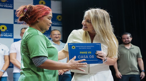 No último sábado (12), a deputada estadual Ieda Chaves (União Brasil), participou do sorteio de endereços dos empreendimentos habitacionais Pró-Moradia Leste I, FNHIS III, IV e VII, em Porto Velho. A ação faz parte dos trâmites legais para tornar em realidade o sonho da casa própria para 269 famílias e aconteceu no Teatro Banzeiros. Para a parlamentar o momento foi um dia histórico e que ficará na memória de cada um dos presentes. “É um momento de alegria e não poderia deixar de falar do meu reconhecimento a gestão que teve e está tendo muito compromisso com o município de Porto Velho e isso me deixa muito orgulhosa”, relatou. Em seguida, ela defendeu que é muito importante que o povo viva numa cidade melhor como, por exemplo, passar e ver um empreendimento abandonado. “É muito triste, pois temos tantas pessoas que que não tem um lar para viver junto com sua família. Não podemos deixar de falar desta sensibilidade do atual Governo ao destinar tantos recursos para que a gente tire cada vez mais gente da vulnerabilidade e que possa ter a dignidade de morar em sua própria casa”, reiterou emocionada. Compromisso De acordo com o prefeito Hildon Chaves, a Prefeitura de Porto Velho investiu mais de R$ 10 milhões de recursos próprios para a recuperação estrutural dos imóveis dos empreendimentos. A iniciativa é resultado de um esforço conjunto para revitalizar imóveis que estavam paralisados há mais de 12 anos. “A Prefeitura cumpriu hoje seu dever constitucional de garantir moradia digna às famílias da cidade. Famílias que há anos esperavam por uma casa própria, agora podem ter a certeza de um futuro mais tranquilo e seguro, pois terão um lugar para chamar de seu. Este é um trabalho de muitas mãos, que envolveu o esforço de diversos setores da Prefeitura, bem como de parceiros privados. Com certeza, este projeto vai mudar o rumo de muitas famílias, dando-lhes a oportunidade de construir uma vida melhor", disse Chaves. Detalhes O sorteio foi conduzido pela equipe da Secretaria Municipal de Regularização Fundiária, Habitação e Urbanismo (Semur). Já os trabalhos de revitalização aos locais dos empreendimentos ocorre através de um contrato com uma empresa terceirizada, onde os trabalhos são fiscalizados pela Secretaria Municipal de Obras (Semob). Benefícios Como benefícios aos novos moradores, uma das medidas é a isenção de Imposto sobre a Transmissão de Bens Imóveis (ITBI), buscando aliviar o ônus financeiro das famílias durante esse momento importante de suas vidas. Registros O evento contou com a participação de secretários municipais, vereadores, do coordenador de Unidade de Engenharia de Habitação da Caixa Econômica Federal (CEF) em Rondônia, Ricardo Galvão, além de beneficiários dos empreendimentos. Texto: Etiene Gonçalves / Assessoria parlamentar Foto: Leandro Morais/SMC/Prefeitura de Porto Velho