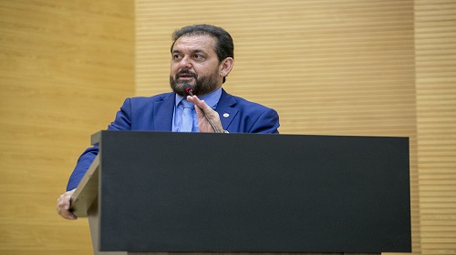 O governador Marcos Rocha (União Brasil), sancionou no final da semana passada, a Lei 5.596, cujo projeto é de autoria do deputado Laerte Gomes (PSD), e que promove substanciais mudanças, na Lei 2.196/2009, que institui o Estatuto do Portador de Necessidades Especiais nos limites territoriais do Estado de Rondônia. Com a alteração, não será necessário recorrer judicialmente, para a venda de veículos comprados para atender portadores de necessidades especiais. A lei alterando parcialmente o Estatuto de Portador de Necessidades Especiais no âmbito do território do Estado de Rondônia, já se encontra em pleno vigor. Para atualizar o estatuto, o deputado Laerte Gomes apresentou projeto de lei, dispensando de autorização judicial, a revenda de veículos novos ou usados, adquiridos por meio dos representantes legais da Pessoa com Deficiência. Segundo o deputado, no decorrer do período em que a Lei nº 2.196/2009 encontra-se em vigor, foi sendo constatada a necessidade de urgentes ajustes, de modo a superar burocracias desnecessárias, e que vinha acarretando desgastes, constrangimentos e principalmente mais despesas financeiras, com a contratação de serviços advocatícios. Agora, com a aprovação na Assembleia Legislativa de Rondônia, do citado projeto de lei, e a sanção do governador, fica dispensada a autorização judicial, para revenda de veículo PcD pelo representante legal do menor com deficiência. “No Estatuto da Pessoa com Deficiência do nosso estado constava a obrigatoriedade de autorização judicial para realizar a transferência de veículos PcD junto ao cartório, onde o representante do menor deficiente, precisava constituir um advogado para representá-lo, o que gera custas de no mínimo R$ 3 mil. Abre-se um processo e fica a critério do juiz a forma como o dinheiro da venda será utilizado. Em muitos estados isso não é mais necessário porque não é um bem imóvel. Também julgo importante salientar que perante o Detran não há prejuízos de arrecadação. As demais restrições legais existentes permanecem inalteradas”, explica Laerte Gomes. “Nossas crianças autistas, com comorbidade, a pessoa com deficiência intelectual e seus genitores devem ter seus direitos resguardados”, concluiu o deputado Laerte Gomes. Texto: Juliana Martins / Assessoria parlamentar