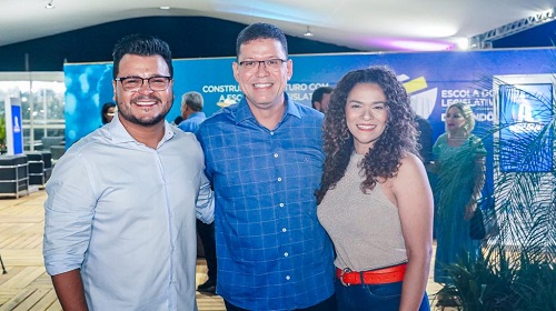 A Assembleia Legislativa de Rondônia (Alero) abriu na noite da última quinta-feira (24) seu estande para a população com diversas atividades durante a realização da 12ª Feira Agropecuária de Porto Velho (Expovel) no Parque dos Tanques. O presidente da Casa de Leis, deputado estadual Marcelo Cruz (Patriota), recebeu o governador do Estado, coronel Marcos Rocha (União Brasil), e a secretária de Estado da Assistência e do Desenvolvimento Social (Seas), Luana Rocha. O estande da Alero conta com um labirinto interativo, onde são destacados marcos importantes na história da Casa de Leis, além de disponibilizar sorteio de brindes aos participantes, espaço kids do Detran e o acesso ao touro mecânico. "Trabalhamos para preparar com carinho um espaço em que a população possa conhecer um pouco mais sobre a história de Rondônia, sobre o trabalho de um parlamentar assim como também proporcionar entretenimento aos visitantes do nosso estande", destacou o deputado estadual Marcelo Cruz. O parlamentar demonstrou entusiasmo com o retorno da Expovel. "Sou porto-velhenense e sempre sonhei com o retorno da nossa Expovel, que voltou com força total contribuindo para a retomada desta grande feira. Temos que lembrar que Porto Velho é uma cidade do agro e do pequeno produtor. E é mais do que válido se investir em quem trabalha para colocar comida na mesa da população", ressaltou. programação da 12ª Expovel segue até domingo (27) no Parque dos Tanques. Texto: Alexandre Almeida I Secom ALE/RO Fotos: Antônio Lucas I Secom ALE/RO