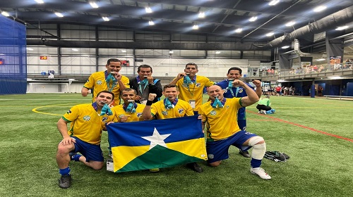Policiais de Rondônia participaram, em Winnipeg, no Canadá, da competição The World Police Fire Games (WPFG2023) – Jogos Mundiais das Polícias, e conquistaram a Medalha de Prata na categoria Fut5 (futebol de cinco). Um dos seus componentes do grupo de atletas é o 3º SGT PM Higor Pessoa Reis, que é agregado da Assessoria Militar do Tribunal de Justiça de Rondônia - Gabinete de Segurança Institucional (Asmil/GSI). A competição acontece a cada 2 anos, em diferentes países. Segundo divulgou a PMRO, o time da Capital Rondoniense é composto por uma delegação de 7 atletas e 1 técnico, sendo 5 policiais militares e dois penais. Essa foi a primeira vez que o Estado de Rondônia participou desta competição mundial. Os atletas tiveram apoio do Governo do Estado, por intermédio da Secretaria de Estado da Juventude, Cultura, Esporte e Lazer – Sejucel, mediante emenda parlamentar do deputado estadual Edevaldo Neves, para custeio de passagens aéreas, alimentação e hospedagem. O desembargador Glodner Luiz Pauletto, diretor do Gabinete de Segurança Institucional do TJRO, destacou a conquista da equipe rondoniense, em especial pela participação do sargento Pessoa, posto que a prática esportiva, além de útil à atividade do profissional de segurança, é essencial para a manutenção da saúde física e mental dos praticantes, e deve ser incentivada a toda população. Os atletas foram parabenizados pelo governo do Estado, Cel Marcos Rocha, e o exemplo positivo dos policiais de Rondônia ganhou notoriedade na mídia local. FONTE: Assessoria de Comunicação Institucional