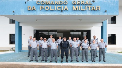 De 28 de agosto a 1º de setembro de 2023, a Polícia Militar do Estado de Rondônia – PMRO recebe, em Porto Velho, a presença de capitães da Polícia Militar do Estado de São Paulo – PMESP, na Jornada Nacional de Polícia Comparada, por ocasião do Curso de Aperfeiçoamento de Oficiais – CAO I/23. Serão encontros técnicos e científicos, visando aperfeiçoamento profissional, intercâmbio cultural e integração social e comunitária dos seus policiais. A comitiva, com 15 integrantes, foi recebida pelo comandante-geral da PM de Rondônia, coronel PM Regis Braguin, na segunda-feira (28), no Quartel do Comando Geral. Para o governador, Marcos Rocha, a visita de estudos do Curso de Aperfeiçoamento de Oficiais – CAO, é uma ótima oportunidade para troca de experiência e aprendizados entre as polícias militares de Rondônia e a de São Paulo. Não só a Polícia Militar, mas as demais instituições que compõem as Forças de Segurança do Estado, são referências em nível nacional pela forma como vêm trabalhando em benefício de nossa comunidade. O comandante-geral em sua fala, mostrou a PMRO, destacando as ações na imensa área de fronteira. O bom policiamento ostensivo e preventivo nos 52 municípios e mais de 90 localidades, se dá graças à evolução tecnológica, armamentos e equipamentos de uso militar proporcionados pelo Governo do Estado, que tem investido também nos recursos humanos com promoções, realização de cursos e aperfeiçoamentos. Na viagem de estudos, os policiais militares de São Paulo irão visitar a Secretaria de Segurança Defesa e Cidadania – Sesdec, Centro de Operações Integradas, Batalhões de Policiamento de Choque, Corregedoria da Polícia Militar, Logística: aquisição de equipamentos, conhecer os Princípios de Polícia Comunitária e Direitos Humanos, Serviços do Corpo de Bombeiros e Defesa Civil, além de interagir a respeito dos conhecimentos da estrutura administrativa e operacional da Polícia Militar de Rondônia, como: administração de recursos humanos, operacional, formas de ingresso na corporação, sistema de ensino, cursos institucionais de progressão de carreira. As localidades escolhidas têm por finalidade, segundo o o tenente-coronel da PMESP, Newton Koba Kage, “buscar como parâmetro a estrutura e organização das polícias com visões sociais equivalentes às encontradas no Estado de São Paulo, levando-se em consideração termos de desenvolvimento humano, competitividade, qualidade de vida, estabilidade política, globalização, liberdade econômica”, ressaltou. Fonte Texto: Lenilson Guedes Fotos: Cabo PM Jordan Secom - Governo de Rondônia