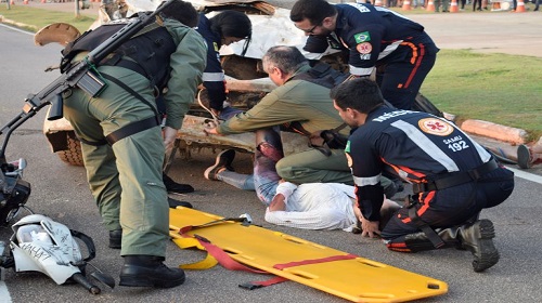 No sábado (26), o Departamento Estadual de Trânsito de Rondônia – Detran Rondônia, em parceria com a Secretaria de Estado da Segurança, Defesa e Cidadania – Sesdec, vai realizar uma simulação de resgate de vítima com sinistro de trânsito no Espaço Alternativo, em Porto Velho. A ação conjunta contará com o apoio de importantes órgãos como Secretaria de Estado da Saúde – Sesau, Corpo de Bombeiros Militar – CBMRO, Batalhão de Polícia Trânsito – BPTran, Secretaria Municipal de Transportes e Trânsito – Semtran, Polícia Rodoviária Federal – PRF, Serviço de Atendimento Móvel de Urgência – Samu e o Núcleo de Operações Aéreas – NOA. O diretor-geral do Detran/RO, Léo Moraes explicou que, o objetivo da simulação é “educar e conscientizar a população sobre a importância da segurança no trânsito e os sérios impactos dos sinistros. Queremos proporcionar uma experiência realista, que sensibilize os espectadores sobre a necessidade de um comportamento responsável ao volante”, declarou. O governador Marcos Rocha afirmou que, “unir esforços para realizar uma simulação de resgate de vítima de acidente de trânsito demonstra nosso compromisso com a segurança nas vias. Através dessa iniciativa, reforçamos a importância da conscientização para prevenir acidentes e preservar vidas. A colaboração entre diversas instituições ressalta o compromisso coletivo de promover uma cultura de segurança viária e incentiva a mudança de atitudes dos condutores”, destacou. A simulação tem como foco, mostrar de forma prática, os procedimentos de resgate e atendimento em situações de sinistros de trânsito. Ao vivenciar essa experiência, espera-se que os participantes reflitam sobre as consequências dos sinistros não somente às vítimas diretas, mas também para suas famílias e a população em geral. A iniciativa reflete o contínuo trabalho do Governo de Rondônia em reduzir os sinistros de trânsito e tornar as vias mais seguras aos cidadãos. Espera-se que a simulação represente um passo importante para conscientizar a população e gerar impactos positivos nos comportamentos dos condutores. Fonte Texto: Anderson Parente Fotos: Jarlana Davy Secom - Governo de Rondônia