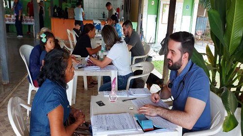 Os moradores da comunidade Colônia Viçosa, zona rural de Porto Velho, receberam a equipe da Unidade de Saúde da Família (USF) Caladinho, da Secretaria Municipal de Saúde (Semusa), para um mutirão de atendimento realizado no último sábado (12). O objetivo foi facilitar o acesso da população que vive mais distante da capital aos serviços de saúde. Quase 200 atendimentos foram realizados durante a ação, entre eles: consultas médicas e odontológicas, atualização do esquema vacinal, distribuição de medicamentos, coleta de preventivos, pesagem para o programa bolsa família e testes rápidos de covid-19 e infecções sexualmente transmissíveis (ISTs). A atividade é mais uma ação realizada através do projeto “Extra Muro”, coordenada pela equipe de saúde da USF Caladinho, da Semusa, em parceria com o Centro Universitário Aparício Carvalho (Fimca) e o Instituto Federal de Educação, Ciência e Tecnologia de Rondônia (Ifro). Segundo o gerente da USF Caladinho, Ferreira Morais, “a ação foi de suma importância, onde conseguimos atingir nosso objetivo, cumprindo a meta de atendimento previsto e proporcionando maior alcance aos serviços de saúde. A comunidade recebeu muito bem esse trabalho e já estamos programando a próxima ação, que ocorrerá em breve”, relata o gerente. Lázaro Costa foi um dos pacientes atendidos durante o mutirão, ele ressalta a importância da iniciativa com muitos elogios aos serviços da rede municipal de saúde. “A gente sente a importância da ação depois de ficar dois anos sem os atendimentos devido a pandemia. Aqui na comunidade enfrentamos algumas dificuldades para se locomover até uma unidade de saúde. Por isso, é muito importante essa facilidade no acesso aos serviços, principalmente no final de semana, que ajuda ainda mais. Fui muito bem atendido, só tenho a agradecer e parabenizar a equipe e toda gestão da Semusa’, afirma Lázaro. Criado desde 2014, pela USF Caladinho, por meio do Departamento de Atenção Básica (DAB) da Semusa, o projeto “Extra Muro” busca proporcionar às populações da zona rural e localidades mais distantes de Porto Velho, maior acesso aos serviços da rede municipal de saúde. Durante a pandemia, as ações foram paralisadas, sendo retomadas recentemente. Texto: Jainni Victória (sob supervisão de Luciane Gonçalves) Foto: Semusa Superintendência Municipal de Comunicação (SMC)