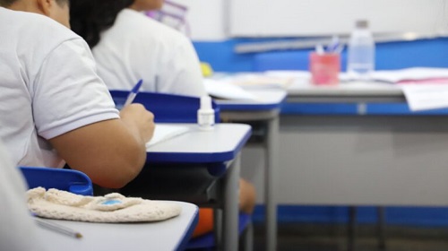 Possibilitando a reinserção social por meio da educação, o Governo de Rondônia por meio da Secretaria de Estado da Justiça – Sejus, ultrapassou o recorde nas inscrições de reeducandos no Exame Nacional para Certificação de Competências de Jovens e Adultos para Pessoas Privadas de Liberdade (Encceja Nacional PPL), edição 2023. Com um crescimento gradativo em relação aos anos anteriores, o sistema penitenciário realizou 3.006 inscrições em todo o Estado. A prova é gratuita e voluntária e possibilita a certificação escolar das pessoas privadas de liberdade que não concluíram o ensino fundamental ou médio no tempo correto. Aplicado desde 2002 pelo Instituto Nacional de Estudos e Pesquisas Educacionais Anísio Teixeira – Inep em parceria com a Secretaria Nacional de Políticas Penais – Senappen, do Ministério da Justiça e Segurança Pública, o Inep vem monitorando desde 2017 as inscrições em todo o país. Rondônia apresenta um aumento significativo, sendo: 2017, 549 inscritos, 2018, 1.054 inscritos, 2019, 1.232 inscritos, 2020, 1.404 inscritos, 2021 não houve devido a pandemia e 2022 com 2.169 inscritos. As inscrições são realizadas pelos coordenadores pedagógicos das unidades e direção, que promovem ainda o preparo dos reeducandos através do estudo na própria unidade. Segundo o secretário da Sejus, Marcus Rito, esse aumento se deve ao incentivo e sensibilização dentro das unidades voltadas para a importância da educação no processo de ressocialização. “A Sejus não apenas disponibiliza as inscrições, explanamos para os privados de liberdade que para a inserção no mercado de trabalho, o estudo é essencial, assim como as capacitações, a longo prazo o resultado é esse, cada vez mais reeducandos buscando uma mudança por meio da educação”, finalizou. Fonte Texto: Taiana Mendonça Fotos: Assessoria Sejus Secom - Governo de Rondôni