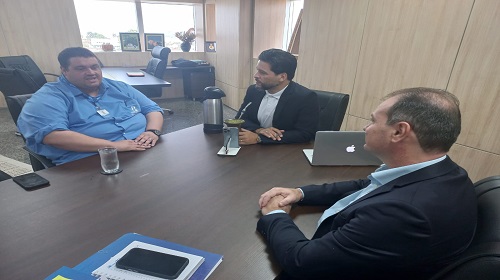 O deputado Delegado Rodrigo Camargo (Republicanos) recebeu na manhã desta quinta-feira, 17, o diretor geral da Escola do Legislativo, Thiago Tezzari para tratar sobre a implantação de um curso de capacitação de professores, monitores e cuidadores de crianças com Transtorno do Espectro Autista (TEA). De acordo com o deputado Camargo, uma das grandes dificuldades enfrentadas por pais e familiares de crianças e jovens autistas diz respeito à área de educação, especialmente no que se refere à falta de estrutura nas escolas e de profissionais capacitados para a recepção, educação e cuidados. Pai atípico e sabedor das dificuldades enfrentadas por estas famílias, pois sente em casa esses desafios, o deputado procurou a Escola do Legislativo para que seja desenvolvido um curso especial, oportunizando a capacitação necessária, facilitando o atendimento prestado nos estabelecimentos de ensino e acolhendo da melhor forma os alunos, portadores de autismo. Segundo o deputado, por não terem acesso à uma capacitação e com pouca orientação sobre os procedimentos, os profissionais de educação muitas vezes não sabem como proceder nesses casos e acabam prejudicando e sendo prejudicados em determinadas situações, especialmente em momentos de crises. “Com essa capacitação que faremos através da Escola do Legislativo, conseguiremos garantir atendimento adequado aos portadores do Transtorno do Espectro Autista, bem como garantiremos aos profissionais de educação, sejam eles professores, monitores ou cuidadores, que se sentirão mais confortáveis e capacitados para lidar com essa realidade. O diretor da Escola do Legislativo, Tiago Tezzari parabenizou o deputado Delegado Camargo pela iniciativa e colocou a escola à disposição para a implantação do curso, que já começa a ser planejado. “Atendendo essa importante reivindicação do deputado Delegado Camargo, já estamos trabalhando para atender essa demanda de capacitação de servidores da educação para que possam exercer seu ofício com mais tranquilidade, oferecendo às crianças e adolescentes com Transtorno do Espectro Autista um tratamento adequado, de acordo com as suas necessidades. Estamos desenvolvendo o projeto e brevemente anunciaremos à população de Rondônia, especialmente aos pais e familiares de autistas, essa boa notícia que é a capacitação de professores, monitores e cuidadores”, disse Tezzari. Para o Deputado Camargo, a Escola do Legislativo é um importante braço da Assembleia Legislativa para atendimento à comunidade no que diz respeito à educação, formação e capacitação. “Sabemos da importância da Escola do Legislativo para capacitação não só dos servidores da Assembleia, mas de toda a comunidade e, com base nisso, diante da falta de profissionais para atendimento de estudantes autistas, vimos na Escola a parceira ideal para que possamos orientar, treinar e capacitar os profissionais da educação, para que se possam atender de forma digna quem precisa de uma atenção especial. Quero dizer às famílias atípicas do estado de Rondônia que podem contar com o meu apoio também nesta causa, porque a dificuldade de vocês é a minha dificuldade, é a dificuldade de todo o estado de Rondônia, formada por um povo acolhedor e prestativo, que busca sempre o melhor para a sua comunidade”, finalizou. Texto e fotos: Jocenir Sérgio Santanna
