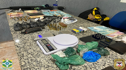 A Operação amanhecer II é resultado das ações estratégicas coordenadas de combate à criminalidade na cidade de Pimenta Bueno, por meio de ações integradas da 1ª Delegacia de Polícia Civil de Pimenta Bueno e da 3ª CIA da Polícia Militar de Pimenta Bueno. A ação, que ocorreu na manhã desta segun-feira 28 de agosto, teve como objetivo o cumprimento de sete medidas cautelares expedidas pelo Judiciário em desfavor de suspeitos da prática dos crimes de Posse Irregular de Arma de Fogo e Munições, Receptação, Tráfico de Drogas e Integrar Organização Criminosa. As equipes de policiais, determinadas a cumprir os mandados, dirigiram-se às residências-alvo. Em uma das casas, os policiais avistaram um indivíduo tentando se livrar de uma arma de fogo. A rápida intervenção resultou na apreensão de uma pistola Taurus, calibre .380, modelo PT 58 SS. A operação revelou ainda mais descobertas chocantes. Dentro do quarto do suspeito, as autoridades encontraram 11 invólucros de cocaína, totalizando cerca de 505 gramas da substância ilícita. O arsenal ilegal também incluía um revólver Taurus, calibre .38 especial, com numeração raspada, e um coldre preto. A operação prosseguiu com a apreensão de 39 munições intactas de calibre .380, 19 munições intactas de calibre .38 e uma espingarda de pressão CBC modelo Jade Pro Nitro, calibre 5.5 mm, equipada com uma luneta preta de marca não identificada. Além disso, foram confiscados dois aparelhos smartphones, ambos da marca Motorola, sendo um modelo Moto G52 de cor azulada e outro modelo One Zoom de cor escura. Também foram encontrados 02 cartões de memória de câmeras de monitoramento, uma balança de precisão prateada da marca Tomate e um veículo automóvel Fiat Palio ELX Flex de cor preta, placa HSS 0J06. O dinheiro apreendido totalizou R$15.311,00 em cédulas e R$77,70 em moedas e folhas de cheques. Em outra residência, as equipes realizaram buscas com o auxílio do cão farejador do Canil do 4º BPM. Os resultados não foram menos surpreendentes, com a descoberta de aproximadamente 331 gramas de uma substância aparentando ser crack, 18,6 gramas de outra substância aparentando ser cocaína e uma balança de precisão. Também foram encontrados um celular Motorola modelo Moto G60 de cor cinza, um cartão micro SD em uma câmera de monitoramento, um HD externo, um caderno com anotações, uma faca utilizada para cortar drogas e duas balanças de precisão em uma quantia de 707,00 (setecentos e sete reais) em dinheiro com o suspeito morador desta residência. A operação contou com o apoio essencial da equipe do Canil Central de Cacoal, bem como das guarnições do Núcleo de Inteligência da Polícia Militar (NIPM) e das Radio Patrulhas de Pimenta Bueno e Espigão do Oeste. Dois indivíduos foram detidos em flagrante por tráfico de drogas e porte ilegal de arma de fogo. Após terem seus direitos constitucionais lidos, foram conduzidos juntamente com todas as evidências apreendidas ao Delegado de Plantão, responsável por conduzir as investigações em andamento. Fonte:pm/ro