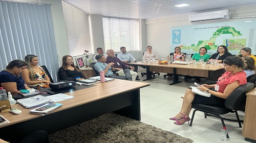 Seguindo com as ações estratégicas que buscam alavancar os resultados da educação no município de Porto Velho, a Secretaria Municipal de Educação (Semed) promoveu, na tarde da segunda-feira (21), a VII reunião do Comitê Gestor do Programa de Aprimoramento da Política de Alfabetização na Idade Certa. Esse já é o terceiro encontro realizado somente no ano de 2023. As pautas principais da reunião foram os resultados do Avalia Porto Velho/2023 e a aplicação das avaliações para alunos do 5ª e 9º anos, que estão se preparando para o Saeb Avança Ideb; ações do programa Banzeiro do Saber, documentos para equidade racial e resultados parciais sobre o Alfabetiza Porto Velho, acompanhamento e monitoramento das escolas em 2023 e apresentação de dificuldades encontradas desde a implantação do programa. O encontro aconteceu na sede da secretaria e contou com a participação do presidente do Tribunal de Contas de Rondônia (TCE-RO), Paulo Cury Neto. “Houve motivos para a criação desse programa, imagino que todas as unidades da federação tenham experimentado um retrocesso durante o período da pandemia de covid-19, então, estamos acompanhando os métodos aplicados pela gestão municipal de educação para a recuperação da aprendizagem nas escolas, pois é muito importante que os alunos dessa fase escolar tenham uma atenção especial para não comprometer o futuro do país”, disse. A secretária Gláucia Negreiros falou da importância do trabalho em equipe. “O que nos resta é avançar, por isso a importância de trazer pessoas, ter esse assessoramento para que a gente possa avançar. Eu parabenizo a todos nós, que estamos trabalhando de forma colaborativa em busca de um aprimoramento”, comentou a titular da pasta de Educação. O encontro contou também com a presença de Rita Paulon, consultora do Tribunal de Contas. “O TCE elegeu Porto Velho como pioneiro para este programa. Estamos procurando induzir que a gestão seja orientada a resultados, que faça avaliação e monitoramento e que ela se envolva com a formação dos profissionais da Educação”, declarou. ALFABETIZA PORTO VELHO O Programa Alfabetiza Porto Velho, instituído na rede municipal de ensino, teve início em 2021 e tem como objetivo alfabetizar todas as crianças da rede até o 3º ano do ensino fundamental conforme os pressupostos da Base Nacional Comum Curricular (BNCC) e do Referencial Curricular do Estado de Rondônia (RCRO). Ao todo, 23.657 alunos estão sendo monitorados pelo programa e, destes, mais de 84% fizeram a última prova do Avalia Porto Velho, que incluiu as disciplinas de matemática e português. De acordo com o resultado, o avanço foi registrado esse ano em turmas do segundo ao quinto ano do fundamental I. Do sexto ao nono ano, o aumento da média está em diagnóstico de alerta, com menos avanços expressivos. “Temos usado os dados do ano passado para comparar e notamos o crescimento no processo de alfabetização. Podemos dizer que avançamos bastante”, disse a secretária Gláucia. PARCERIA A elaboração do Programa nasceu por meio de um esforço conjunto e colaborativo da Semed, com o apoio técnico do TCE-RO, para melhorar os processos de alfabetização nas escolas da rede, contribuindo e apoiando as unidades escolares para que a alfabetização aconteça na idade certa. Para que os resultados na alfabetização sejam obtidos, a Semed, com o suporte do TCE, vem realizando a formação de professores multiplicadores alfabetizadores em toda a rede, que alcançam os demais professores e que atuam especificamente com a alfabetização. COMITÊ GESTOR “Nós temos toda uma rotina de evidenciar se o programa está alcançando êxito ou não, através do monitoramento mensal dos resultados de alfabetização da rede por meio de instrumentos que são disponibilizados aos professores e supervisores escolares. E essas reuniões de comitê acontecem a cada dois meses. Estamos sempre buscando caminhos para melhorar a aprendizagem e as avaliações apontam para onde ir”, explicou Fernanda Souza, coordenadora do programa. METAS Somados, os alunos dos três primeiros anos chegam a um total de aproximadamente 15 mil crianças na rede municipal de ensino. No Programa Alfabetiza foram estabelecidas as seguintes metas: alfabetizar 85% das crianças até o final do 1º ano; alfabetizar 100% dos alunos até o final do 2º ano e promover a ampliação da leitura e compreensão de textos de todos os alunos do 3º ano do ensino fundamental. Texto: Géri Anderson Foto: Géri Anderson Superintendência Municipal de Comunicação (SMC)