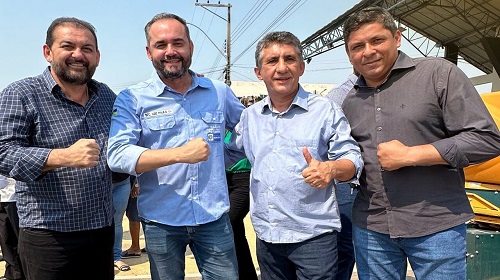 O deputado estadual e líder do Governo na Assembleia Legislativa de Rondônia (Alero), Laerte Gomes (PSD) esteve nesta terça-feira (22) no município de Presidente Médici, onde participou de um evento que beneficiou dez associações rurais, contempladas com implementos agrícolas adquiridos através de emenda destinada pelo parlamentar na ordem de R$ 1 milhão. Os implementos foram solicitados por meio de indicação dos vereadores, Bia do Assentamento (PSDB), Alessandro Martins (MDB), Professor Ailton (MDB) e Benito do Estrela (PSDB). “Atendendo nossos parceiros, colocamos uma emenda parlamentar, nosso governador Coronel Marcos Rocha liberou o recurso e encaminhou para a Prefeitura Municipal de Presidente Médici investir na compra dos implementos que ajudarão muito o trabalho de campo das associações rurais”, salientou o deputado. De acordo com o secretário de Estado da Agricultura, Luiz Paulo, a iniciativa do deputado em conjunto com o chefe do Executivo, só tem a agregar ao setor produtivo do estado. “Isso demonstra o compromisso do Estado, em parceria com o líder do Governo, deputado Laerte Gomes, em colocar esse recurso de R$ 1 milhão para a compra dos maquinários que atenderão os produtores rurais de Médici. Parabéns deputado, isso, de fato, representa seu compromisso com a agricultura de Rondônia”, ressaltou. Para o prefeito de Presidente Médici, Edilson Alencar (PSDB), a chegada dos equipamentos representa um dia de conquista para o município. “É um momento de muita felicidade. Muito obrigado deputado Laerte Gomes por atender nossas lideranças e, ao secretário Luiz Paulo, agradecemos a presença e leve nossos agradecimentos ao governador Marcos Rocha”, disse o prefeito ao lado do vice-prefeito, José Carlos do Morumbi. “Investir na agricultura é investir no crescimento e desenvolvimento do nosso amado estado de Rondônia. Agradeço a presença de todos que estiveram hoje participando de mais esse grande avanço para o desenvolvimento do meu querido município de Presidente Médici”, concluiu o deputado Laerte Gomes. Texto e foto: Juliana Martins / Assessoria parlamentar