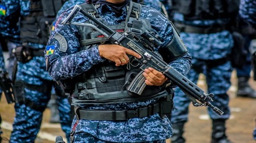 Rondônia registra redução de 19,1% no índice de assassinatos no primeiro semestre de 2023, conforme levantamento nacional elaborado por um portal de notícias, com base em dados oficiais de todos os estados, e divulgado na quinta-feira (17). O bom resultado é reflexo das ações do Governo de Rondônia em dotar as forças policiais do Estado de inovação, tecnologia e condições para realizar operações estratégicas, inteligentes e eficientes. O levantamento levou em consideração a contabilização de vítimas de homicídios dolosos, incluindo os feminicídios; latrocínios e lesões corporais seguidas de morte. O registro de homicídios dolosos, incluindo feminicídio, no primeiro semestre de 2022, foi de 502 casos no Estado, já no mesmo período de 2023, 213 mortes foram registradas, o que representa menos 289 vidas perdidas. Quanto aos latrocínios, em 2022, foram 14 casos e em 2023, no mesmo período, três. Para o governador de Rondônia, Marcos Rocha, a diminuição de crimes violentos sinaliza o êxito das políticas públicas voltadas para garantir a segurança da população. “A redução da taxa de homicídios é um sinal positivo na Segurança Pública e mostra o trabalho intensivo na melhoria das ações de prevenção criminal e trabalho efetivo realizado por nossas forças policiais, e tudo isso reflete na qualidade de vida da população. Vamos continuar investindo na proteção da nossa sociedade”, afirmou. O secretário de Segurança, Defesa e Cidadania – Sesdec, Felipe Bernardo Vital, atribui esses resultados ao trabalho incessante das polícias. “A atuação das Forças de Segurança acontecem de forma integrada, o que gera mais resultados, de forma simultânea e harmônica. Temos muitas ações sendo desenvolvidas, e o combate à criminalidade é a nossa missão”, enfatizou. DADOS Segundo dados da Sesdec, também houve queda na quantidade de roubos consumados. No primeiro semestre de 2022 foram registrados 18.712 casos; no mesmo período de 2023 foram registrados 8.380, 10.332 casos a menos. Rondônia também registra menos roubos/ furtos de veículos. No primeiro semestre de 2022, 3.989 casos foram registrados; em 2023 foram 1.763 ocorrências do tipo, 2.226 a menos que no ano anterior. Quanto à ocorrência de estupro, em 2022, de janeiro a junho, houve 351 casos registrados; no mesmo período de 2023, 244 ocorrências foram registradas, 107 a menos que o ano anterior. No que diz respeito a estupro de vulnerável, o Estado registrou 859 casos no primeiro semestre de 2022, no mesmo período em 2023, 528 ocorrências foram notificadas, 331 a menos. Casos de violência doméstica (lesão corporal) também tiveram queda. Foram notificados de janeiro a junho de 2022, 4.095 casos e em 2023, no mesmo período, 2.139 ocorrências foram registradas, são 1.956 casos a menos em todo Estado. MAIS SEGURANÇA Para o enfrentamento da criminalidade e fortalecimento da segurança da população, o Governo de Rondônia, por meio da Sesdec, criou diversas ações como a Operação Máximus, que visa coibir o furto e roubo, bem como os crimes contra a vida; Operação Disque Silêncio: para averiguação de crimes de perturbação do sossego; Operação Reforço Policial, com o objetivo de diminuir o tempo de resposta da polícia no atendimento das solicitações através do 190. E ainda a Operação Visibilidade, que busca trazer sensação de segurança à sociedade, com pontos fixos em cruzamentos com grande fluxo de pessoas, nos horários de maior movimento; Operação Fio Desencapado que tem o objetivo de inibir o mercado ilícito de cobre na Capital, assim como hidrômetros, fios elétricos, alumínio e baterias. Foi criado também o Programa Cidade Segura, que apresenta resultados cada vez mais expressivos no combate à criminalidade, com muitas operações realizadas com abordagens preventivas e repressivas, e grandes apreensões de entorpecentes, o que resulta em uma sensação geral de segurança e confiança na capacidade das Forças de Segurança em proteger os cidadãos rondonienses. Fonte Texto: Gerlen Oliveira e Vanessa Moura Fotos: Daiane Mendonça Secom - Governo de Rondônia