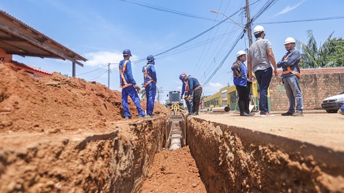 As obras de melhoria e ampliação na rede de abastecimento de água tratada seguem avançadas em Porto Velho. É o que vem acontecendo nos bairros das zonas Sul e Leste da Capital. O avanço dos serviços já resulta num total de 100 quilômetros de rede de água executados. Os trabalhos são uma iniciativa do Governo do Estado de Rondônia, que tem dado celeridade às obras oriundas do Programa de Aceleração do Crescimento – PAC, do Governo Federal. A obra é gerenciada e fiscalizada pela Secretaria de Estado e Serviços Públicos – Seosp. De acordo com a engenheira fiscal da pasta, Ianca Alves de Oliveira, os trabalhos tiveram início na segunda quinzena de setembro e as frentes de trabalho seguem trabalhando na região. A meta é atingir 148 quilômetros de rede instalada em toda a cidade, com previsão de 5.030 ligações domiciliares a serem feitas. “As equipes de fiscalização têm acompanhado de perto o andamento dessa importante obra visando minimizar os transtornos provocados. Por isso contamos com a compreensão por parte da população, visto que esse serviço irá proporcionar maior expansão na rede de água, contemplando bairros que, até o momento, apresentam déficit no abastecimento”, salientou. NOVA FASE Com o avanço das obras, as frentes de serviços para a instalação da rede de abastecimento de água irão se concentrar em diferentes pontos da área comercial na Avenida Jatuarana, localizada na zona Sul da cidade. O início dos trabalhos está previsto para a segunda quinzena de outubro. COMPACTAÇÃO Nesta região, serão executados 1,5 quilômetros de rede. “A empresa executora fará o corte no asfalto para delimitar a abertura da vala, com cuidado, devido às interferências que podem existir na via. Também fará a execução de colchão de areia para recebimento e instalação do tubo de rede. Na sequência, inicia-se o reaterro da vala e compactação, em camadas de 10 cm, finalizando com a recomposição asfáltica. Segundo a Seosp, a frente de serviço estará com as devidas placas de identificação e sinalização primando pela segurança, tanto dos trabalhadores, quanto das pessoas que irão transitar pelo local. Conforme o cronograma das obras de melhoria e ampliação da rede de abastecimento de água em Porto Velho, a conclusão dos trabalhos está prevista para o segundo semestre de 2025. De acordo com o titular da Seosp, Elias Rezende, o Governo de Rondônia tem cumprido com a missão de destravar obras que, até então, estavam paralisadas. O mesmo ocorre no distrito de União Bandeirantes e nos municípios de Jaru e Ji-Paraná. “A expansão desse trabalho certamente irá provocar mudança para novos cenários com a chegada do saneamento básico e água tratada para a população. Um anseio cada vez mais próximo de ser alcançado pelo Governo do Estado”, declarou. INVESTIMENTOS Considerando todos os contratos em execução na Capital, o Governo de Rondônia movimenta o montante de R$ 219.951.422,66 milhões (duzentos e dezenove milhões, novecentos e cinquenta e um mil, quatrocentos e vinte e dois reais e sessenta e seis centavos). Um investimento do Governo Federal, com a contrapartida do Governo de Rondônia. Fonte Texto: Jaqueline Malta Fotos: Bruno Motoyama e Maraiza Suellen Secom - Governo de Rondônia