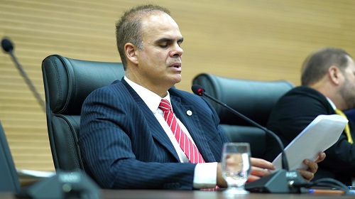 Na quarta-feira, o Projeto de Lei 56/2023, de autoria do deputado estadual Alan Queiroz (Podemos), foi aprovado durante a sessão ordinária. O projeto visa a criação de políticas públicas sobre educação antidrogas nas escolas públicas do estado de Rondônia. A presente propositura garantirá a realização de seminários, palestras, dinâmicas de grupos, simpósios, ou qualquer outra forma de explanação que aborda assuntos relacionados à educação e à prevenção ao uso de drogas e substâncias entorpecentes. Além de permitir ao poder executivo a escolha da modalidade e o responsável pela abordagem do tema educação antidrogas. De acordo com o parlamentar, a política pública é de suma importância, pois o consumo de drogas cresce de forma alarmante e constitui uma ameaça à estabilidade das estruturas e os valores da sociedade. “A escola tem um papel fundamental na construção da nossa sociedade, pois também tem o desafio de atuar na educação para prevenção do uso de drogas como uma das alternativas para o enfrentamento do consumo entre os jovens estudantes”, ressaltou. Por fim, o projeto de lei também garantirá o respeito aos direitos humanos, à autonomia e às liberdades individuais; a transmissão de valores éticos e de sociabilidade; o zelo pela saúde física, mental e emocional dos estudantes; o repúdio às drogas; a propagação da informação sobre os efeitos maléficos das drogas; o reconhecimento do engajamento da família no processo de blindagem de crianças e jovens contra o uso de drogas ou outro tipos de substâncias entorpecentes; e a compreensão das crianças e jovens como agentes de transformação social. Texto: Ian Machado / Assessoria parlamentar Foto: Rafael Oliveira I Secom ALE/RO