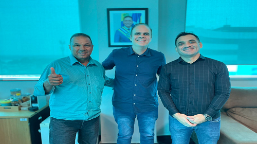 Na última segunda-feira (11), o deputado estadual Alan Queiroz (Podemos) se reuniu com o diretor-geral do Departamento Estadual de Estradas de Rodagem e Transportes (DER), Éder André Fernandes, com o objetivo de buscar soluções para a paralisação das obras no Espaço Alternativo. Na ocasião, o parlamentar aprovou para destacar que Rondônia sofre com o abandono de obras públicas O diretor-geral do DER informou que será realizado um Termo de Ajustamento de Conduta (TAC) para cumprimento do contrato, pois em resposta ao requisito, a obra em questão está amparada pelo contrato 656/2022, sendo realizado pela empresa Transterra. Além disso, foi informado que mesmo com a fiscalização das obras, não houve avanços recentes para a conclusão. Segundo o deputado Alan Queiroz, a busca da transparência e prestação de contas para a população é importante para o cumprimento do papel de fiscalização e proposição em relação ao local de lazer e esportes em Porto Velho. “Realizamos uma visita no DER com a finalidade de encontrarmos a melhor solução possível para concluirmos as obras no Espaço Alternativo, visto que é um dos principais pontos de lazer na capital”, enfatizou. No dia 3 de agosto, Alan Queiroz encaminhou um requerimento ao Governo de Rondônia, por meio do DER e da Secretaria de Estado de Obras e Serviços Públicos (SEOSP), em que solicita informações detalhadas referentes à paralisação das obras de conclusão. Em sessão realizada no dia 29, o deputado retomou o assunto no plenário da Assembleia Legislativa de Rondônia. O deputado ainda indicou ao Governo de Rondônia, por meio dos órgãos responsáveis, o acréscimo no projeto de conclusão das obras do Espaço Alternativo a construção de quadras esportivas, como voleibol, futebol de areia, voleibol de areia, futevôlei e um campo de futebol society, além de uma pista de skate. Por fim, vale ressaltar que o Departamento de Estradas de Rodagem, Infraestrutura e Serviços Públicos (DER/RO) e Secretaria de Estado de Obras e Serviços Públicos (Seosp), são os órgãos responsáveis pelo planejamento, projetos e execução de obras de serviços públicos . A Seosp executa projetos de obras públicas e serviços relacionados à infraestrutura. O DER tem como função garantir a melhoria da infraestrutura rodoviária do estado. A fiscalização destes órgãos é de extrema importância para garantir a qualidade, segurança e eficiência das obras e serviços públicos de Rondônia. Texto e foto: Assessoria parlametnar