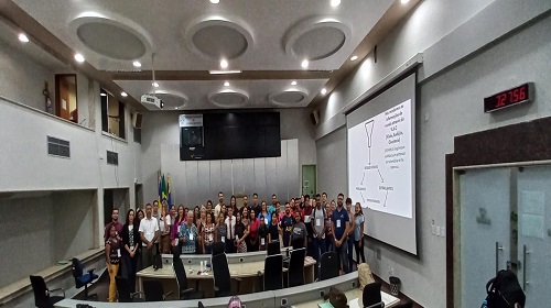 As aulas foram retomadas na última segunda-feira (18) na Escola do Legislativo (EL), braço educacional de qualificação da mão de obra dos servidores da Assembleia Legislativa de Rondônia (Alero). Os cursos, que sempre foram ministrados durante o dia, agora também estão com disciplinas à noite, uma opção a mais para contribuir no aprimoramento profissional. A escola do legislativo oferece ofertas de cursos de capacitação o fortalecimento da mão de obra pública. As disciplinas priorizam os servidores da Alero, mas também estão abertas a outros órgãos públicos, como câmara de vereadores, prefeituras, autarquias e as esferas federais e estaduais, como Tribunal de Justiça e Ministério Público. As vagas excedentes são disponibilizadas à comunidade. Durante essa semana estão sendo ministrados cursos das 8h às 12h de Filmagem e Edição de Vídeos em Celular, e de Desenvolvimento de Competências e Habilidades Direcionadas à Qualidade no Serviço Público. À noite no horário das 18h45 às 22h45 a disciplina é de Oratória. A opção de oferecer aulas à noite foi determinação do presidente Marcelo Cruz (Patriota). “Dessa forma, principalmente os servidores dos gabinetes, que atendem diretamente os deputados e a comunidade, têm condições de investir na sua capacitação funcional”, disse o diretor-adjunto da escola, Alexandre Silva. Texto: Waldir Costa I Secom ALE/RO Foto: Escola do Legislativo I Secom ALE/RO