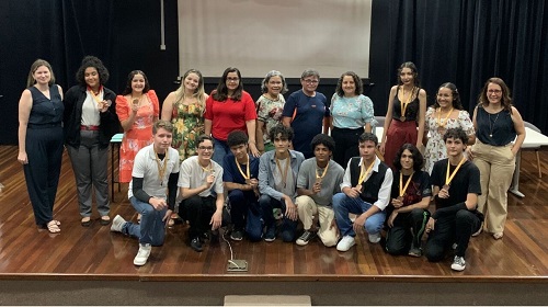 Estudantes pertencentes às unidades educacionais geridas e conveniadas pelo Governo de Rondônia receberam medalhas de bronze na cerimônia regional de premiação da 18ª Olimpíada Brasileira de Matemática das Escolas Públicas – Obmep, edição 2023. Foram 14 estudantes da Rede Estadual de Porto Velho, que receberam a premiação no Teatro Banzeiros, na sexta-feira (22). Criada em 2005 para estimular o estudo da matemática, a Obmep tem como objetivos identificar jovens talentos e incentivar seu ingresso em universidades nas áreas científicas e tecnológicas, bem como promover a inclusão social e contribuir para a qualidade da educação básica no Brasil. A Secretaria de Estado da Educação – Seduc contou com a participação de nove escolas, sendo elas: Escola Marcelo Candia, Colégio Tiradentes da Polícia Militar de Rondônia, Instituto Carmela Dutra, bem como as escolas Professora Flora Calheiros Cotrin; Murilo Braga; Professor João Bento da Costa; Lydia Johnson de Macedo; e Professor Eduardo Lima e Silva. A coordenadora de Gestão Escolar, Sheila Ribeiro avalia as olimpíadas de forma positiva, uma vez que incentiva os alunos a prosseguirem os estudos, especialmente nessa área. “É um orgulho presenciar essas premiações aos nossos estudantes. É sinal que nosso trabalho está dando resultado nas escolas”, destacou. ALUNO MEDALHISTA Um dos medalhistas, Lucas Gabriel Menezes da Silva, comentou que foi a primeira vez que conseguiu participar da competição. “É uma sensação única estar ganhando essa medalha, ainda mais porque sempre tive interesse na área. Foi algo que plantei e agora estou colhendo, fruto do meu esforço e dedicação nos estudos”, pontuou. LISTA DOS PREMIADOS ⦁ Isabele Lopes de Oliveira – EEFM Marcelo Candia; ⦁ Gustavo Oliveira da Silva Martis – EEFM Marcelo Candia; ⦁ Sophia Cristina Lima Reis – Colégio Tiradentes da Polícia Militar de Rondônia – CTPM1; ⦁ Maysa Nunes Souza – EEFM Marcelo Candia; ⦁ Lucas Gabriel Menezes da Silva – EEEFM Flora Calheiros; ⦁ Eduarda da Silveira Campos – EEFM Marcelo Candia; ⦁ Moisés Lopes Nascimento Amaral – EEFM Marcelo Candia; ⦁ Nathan Vinícius Paixão de Souza – EEFM Marcelo Candia; ⦁ Lucas Souza Mamica – Colégio Tiradentes da Polícia Militar de Rondônia – CTPM1; ⦁ Nícolas Smith Campello Silva – EEEFM Murilo Braga; ⦁ Ricardo Alves da Silva – IEE Carmela Dutra; ⦁ Davi Medeiros – EEEM João Bento da Costa; ⦁ Beatriz Cordeiro da Silva – EEEMTI Lydia Johnson de Macedo; ⦁ Tiago Henrique Rabelo Nacimento – EEEFM Eduardo Lima e Silva. Fonte Texto: Emanuelle Pontes Fotos: Júlio André Secom - Governo de Rondônia