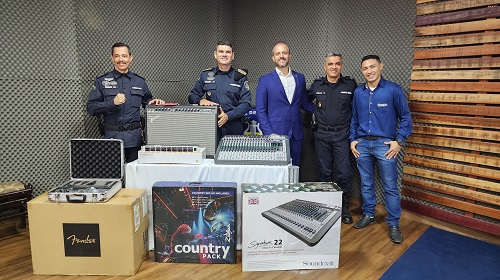 A Banda de Música da Polícia Militar recebeu nesta semana novos equipamentos para serem usados em apresentações oficiais no estado de Rondônia. Os instrumentos custaram R$ 40 mil e foram comprados por meio de emenda conjunta entre os deputados Delegado Lucas (PP) e Cirone Deiró (União Brasil). Para a Banda da PM foram comprados kits com pratos em bronze, amplificador de guitarra, banco bateria, mesa de som com 22 canais e amplificador de fones de ouvido com oito canais. A cerimônia de entrega aconteceu no Comando Geral da PM-RO, em Porto Velho, e contou com a participação do coronel PM Regis Braguin, que recentemente assumiu o posto de comandante-geral. O deputado Delegado Lucas afirma que sempre acompanhou o trabalho da banda, principalmente quando assistia apresentações em solenidades civis,militares ou eclesiásticas. Para o parlamentar, propiciar esta contemplação de recursos é motivo de orgulho. “Eu sempre me sinto em casa quando estou na PM. E a habilidade da banda em elevar os espíritos e construir conexões por meio da música é uma demonstração impressionante de talento e comprometimento. Sempre nas apresentações eu vejo as pessoas encantadas e emocionadas com as melodias. Cada compasso ressoa com um senso de orgulho, não apenas pela música excepcional, mas também pelo papel que desempenham em nossa sociedade. Através de suas apresentações, a banda de música da Polícia Militar transmite uma mensagem poderosa de união, respeito e serviço”, afirma. Texto: Jônatas Luiz / Assessoria parlamentar Foto: Jônatas Luiz/Assessoria parlamentar