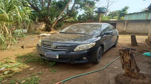 Nesta quinta-feira, 31, uma denúncia auxiliou a Polícia Militar a encontrar um automóvel Corolla que havia sido furtado na terça-feira, 29, em uma residência no município de Ariquemes. O veículo estava escondido no fundo de uma casa em Bom Futuro, distrito de Ariquemes. Um homem de 21 anos foi preso. A denúncia apontou o local e as características do veículo que estava de forma suspeita em uma residência. No local a equipe policial do distrito Bom Futuro encontrou o carro Toyota Corolla e confirmou que se tratava do veículo furtado no município de Ariquemes. O proprietário da residência não estava e foi localizado em seu trabalho, ele ao ser questionado sobre o veículo recuperado, informou a Polícia que ao entardecer da terça-feira, 29, um amigo pediu para que ele guardasse o Corolla no fundo de sua residência e que retornaria na quinta, 31, para buscá-lo. Diante do flagrante, o suspeito foi detido e apresentado à delegacia de Ariquemes, juntamente com o carro recuperado. O comando do 7º Batalhão da Polícia Militar (7º BPM) agradece o apoio da comunidade e pede que continue denunciando situações suspeitas e/ou crimes. Texto: P-5 do 7º BPM / cabo PM Dos Anjos Fonte e foto: Boletim de ocorrência