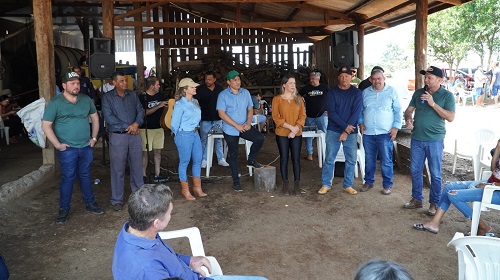 O deputado estadual Cirone Deiró (União Brasil) fez a entrega no último sábado (23) de mais um secador de café, para a Associação dos Produtores Rurais Comunidade Santo Antônio (Asprusa), localizada na linha 14, em Cacoal. “Estamos muito satisfeitos com esse apoio do deputado Cirone, porque esse secador vai ajudar a gente na secagem do café, agregando valor à nossa produção”, disse o agricultor Claudinei Luiz de Souza, presidente da entidade. Somente no mês de setembro, Cirone já conseguiu atender os municípios de Theobroma, com um moinho para café para a Associação Familiar Café Conquista, além de um veículo para a Secretaria Municipal de Agricultura e Alto Alegre dos Parecis, com um secador de café para a Associação dos Criadores e Agricultores da Linha P-30. Em Cacoal o deputado entregou um secador de café, para a Associação dos Produtores Rurais de Organização Social e Familiar (Aprosf), além de barcos e equipamentos de pesca para a Associação Desportiva e Ecológica dos Pescadores (Asdec). Segundo Cirone, a viabilização dos recursos para atender as associações representa um avanço significativo no fortalecimento da agricultura familiar, proporcionando melhores condições para o beneficiamento do café e contribuindo com o aumento da qualidade de suas colheitas. “Continuaremos empenhados em apoiar o desenvolvimento da agricultura familiar, ajudando no crescimento e sucesso dos produtores rurais rondonienses”, destacou. Os recursos foram assegurados pelo deputado, junto ao Governo do Estado, por meio de emendas parlamentares. Segundo Cirone Deiró, o governador Marcos Rocha (União Brasil) está sempre pronto para ouvir as reivindicações da população e para empenhar esforços para que elas sejam atendidas. “Com esse trabalho de parceria, estamos conseguindo atender a população dos quatro cantos do Estado de Rondônia”, disse. Texto e foto: Eli Batista / Assessoria parlamentar