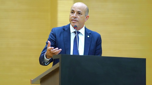 Em discurso contundente e emotivo durante a sessão ordinária nesta terça-feira (26) na Assembleia Legislativa de Rondônia, o deputado Ismael Crispin defendeu o direito à vida, manifestando sua posição contrária à descriminalização do aborto. Reforçando sua reputação na casa, Crispin relembrou seus colegas de que nunca foi de "trazer para a tribuna fanfarrice". No entanto, o tema da descriminalização do aborto tem mexido profundamente com seus sentimentos, e ele sentiu a necessidade de erguer sua voz e expressar sua opinião. O parlamentar citou a ADPF 442 e o "triste voto" da ministra do Supremo Tribunal Federal, Rosa Weber, considerando-o uma "vergonha para o povo brasileiro". Crispin argumentou que o STF, composto por onze ministros, tem grande responsabilidade e influência na defesa dos direitos fundamentais dos brasileiros, e a vida está no topo desta lista. Além disso, o deputado trouxe à discussão o Pacto de São José da Costa Rica, ao qual o Brasil é signatário, que afirma que a vida deve ser protegida "desde o momento da sua concepção". Ismael Crispin questionou o posicionamento de alguns ministros do STF em relação a este tratado, criticando diretamente a postura da ministra Rosa Weber. Em uma passagem mais descontraída e bem-humorada, Crispin fez referência à sua semelhança física com o Ministro Alexandre de Moraes, mas também citou uma declaração anterior do magistrado que valoriza o direito à vida. A ênfase do deputado ao longo de seu discurso foi na preservação e valorização da vida humana, comparando o valor atribuído aos seres humanos com o valor legalmente dado aos ninhos de aves e tartarugas. “O ser humano, até a sua 12ª geração, está tendo para o STF menos valor do que é o ninho de passarinho, menos valor do que é o ninho de tartaruga, e isso eu não estou tirando da minha cabeça não, é o que está na lei 9.605 que diz, olha, se você danificar, se você for pego transportando, danificar o ninho, ou for pego transportando o ovo de qualquer espécie, vejam senhores, é pena de detenção, é para prisão, então quer dizer, se eu desmonto o ninho de uma ave, eu posso ser preso, mas se eu mato um ser humano, já num terço da sua vida, antes de vir o mundo, por ser uterino, eu vou descriminalizar, está tranquilo?”, indagou. Encerrando seu pronunciamento, o deputado Ismael Crispin exortou seus colegas a também se manifestarem sobre o tema e reiterou sua postura contrária à descriminalização do aborto, afirmando que "a vida merece ser preservada". Texto: Laila Moraes / Assessoria parlamentar Foto: Rafael Oliveira I Secom ALE/RO