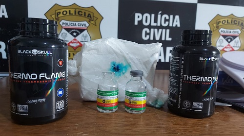 Mais uma prisão no dia hoje (20/09) o suspeito foi preso na rua fluminense, Bairro: três maria, em Porto Velho-RO, produzindo substancias químicas tipo cocaína. Informações que R.S era principal fornecedor de drogas, sendo que em seu apartamento montou um laboratório para misturar e distribuir os entorpecentes para traficantes locais. Pois era considerado foragido da justiça, porém com o passar do tempo os investigadores identificaram que o mesmo retornou para sua casa. Na data de hoje foi cumprido o mandado de busca e apreensão na casa de R. onde o mesmo tentou fugir do local, porém os policiais já estavam à espera de R. onde o mesmo foi preso. E confessor que o local era utilizado para armazenar entorpecentes, cocaína e insumos para misturar e tinha montando seu laboratório. Fonte: rondonianoar.com.br