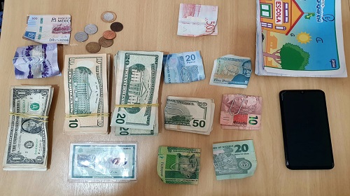 Na manhã desta quinta-feira (21), durante Operação Hórus, em combate aos crimes transfronteiriços, as forças de segurança pública composta pelo Batalhão de Polícia de Fronteira e Divisas – BPFRON e 8º BPM em ação conjunta com o Batalhão de Operações Especiais – BOPE, realizaram a prisão de um homem de aproximadamente 30 anos e de nacionalidade Nigeriana. De acordo com as informações, os militares realizavam abordagem em veículos e pessoas na BR-425, quando se aproximou um veículo táxi, que seguia destino a Guajará-Mirim. Durante a entrevista com os passageiros do veículo, foi verificado que havia um homem de nacionalidade Nigeriana, e que consigo levava no bolso de sua calça, a quantidade de US$ 2 mil dólares, dinheiro este que ele não soube informar a procedência, além de outros valores em moedas de vários países. Ao solicitarem sua documentação pessoal, o homem apresentou uma cédula de identidade em nome de outra pessoa e informando que seria sua. Ao realizar pesquisa nominal, foi verificado pelos militares de que não havia nada em desfavor daquele nome que foi apresentado pelo suspeito, porém em nova consulta foi verificado que o documento apresentado era falso e que havia um mandado de prisão em desfavor do suspeito. Em virtude do mandado de prisão e da documentação falsificada, os policiais deram voz de prisão ao conduzido e apresentaram na sede da Polícia Federal em Guajará-Mirim. Fonte e foto:BPFRON Dcoms- PMRO