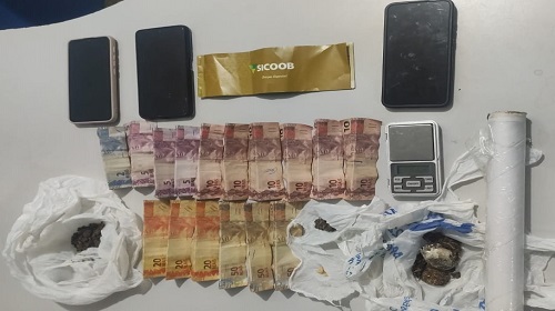 Na noite da última quarta-feira, 30, policiais militares do 3º BPM conduziram à Unidade Integrada de Segurança Pública (Unisp) um homem e uma mulher, suspeitos da participação no crime de tráfico, em Vilhena. Ocorrência policial Por volta das 22 horas uma equipe da PMRO em patrulhamento observou pessoas em frente à uma residência indicada por populares como sendo local de venda de entorpecentes. Os militares realizaram uma abordagem e encontraram substância entorpecente com um homem e com uma mulher, sendo que o homem declarou ter comprado a droga dela. Ela se identificou como proprietária da residência e informou ainda que seu marido está preso por tráfico de drogas. No local os militares encontraram aproximadamente 36 gramas de maconha e uma porção de crack, além de uma balança de precisão e dinheiro proveniente do comércio ilegal. Os suspeitos foram conduzidos e apresentados, juntamente com o material apreendido, na Unisp de Vilhena. Fonte e foto: P5 do 3ºBPM