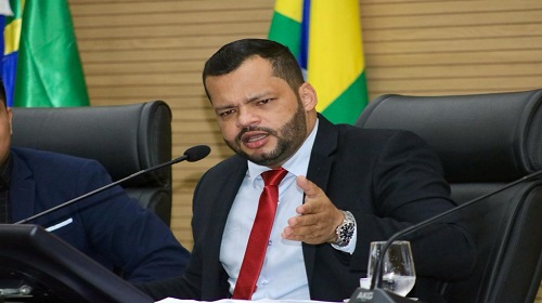 O deputado Edevaldo Neves (Patriota) apresentou um requerimento ao governo do estado de Rondônia, solicitando informações detalhadas e ações concretas da casa civil e da Companhia de Águas e Esgotos do Estado de Rondônia (Caerd) relacionadas à programação e ao planejamento de obras que serão realizadas em colaboração com os municípios de Rondônia. O objetivo do requerimento é garantir que a execução de obras em conjunto entre as prefeituras municipais e a Caerd ocorra de forma eficiente e bem planejada, evitando prejuízos e transtornos para a população. A coordenação adequada dessas obras é fundamental para assegurar que os serviços essenciais, como abastecimento de água e saneamento, sejam mantidos ou aprimorados, sem causar interrupções desnecessárias. O deputado Edevaldo Neves ressalta a importância da transparência e da comunicação eficaz entre as autoridades estaduais e municipais para garantir que as obras sejam realizadas de maneira coordenada e que a população seja informada sobre os planos e prazos. Além disso, ele enfatiza a necessidade de evitar impactos negativos nas comunidades locais durante o processo de construção. A busca por informações detalhadas sobre a programação das obras e os planos de execução demonstra o compromisso do deputado com o bem-estar e a qualidade de vida dos cidadãos de Rondônia. A resposta do governo do estado às suas solicitações contribuirá para uma gestão mais eficiente e transparente das obras em parceria com as prefeituras municipais. Texto e foto: Assessoria parlamentar