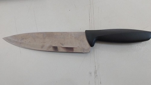 A Polícia Militar prendeu um homem, em flagrante mantendo uma mulher e suas duas filhas em cárcere privado. A ação aconteceu, na tarde desta terça-feira, 12/09, na cidade de Ariquemes. A guarnição foi acionada a comparecer em uma residência no bairro setor 06, para atender uma denúncia de violência doméstica. Ao chegar ao local, foi feito contato com a vítima e o conduzido, onde ambos afirmaram que não haviam acionado a Polícia. Segundo o casal, no local estava tudo bem, porém diante do nervosismo da vítima, os policiais afastaram os envolvidos para entender melhor a situação, neste momento a vítima que estava com muito medo começou a chorar e pediu ajuda aos policiais, dizendo “me ajude pelo amor de Deus ele quer matar eu e minhas filhas”. Após a vítima se acalmar e se sentir segura, relatou aos policias que havia anunciado um armário para venda em uma rede social, onde o suspeito negociou com ela o objeto, como a vítima estava de mudança pediu para o conduzido ajudar lá com o carregamento dos móveis. No entanto ao chegar à nova residência, o indivíduo disse: “já que havia ajudado na mudança iria morar com vítima a partir daquele momento”. A vítima se negou e o conduzido fez inúmeras ameaças, dizendo que era perigoso, que já tinha assassinado várias pessoas, que havia tentado matar suas ex – mulheres, posteriormente passou a manter em cárcere privado a vítima juntamente com suas filhas, sobre ameaça de morte se tentassem pedir ajuda. A vítima também relatou que teve relações sexuais com o conduzido sem seu consentimento, que essas relações ocorreram por três vezes e que em uma delas a mesma até fingiu estar dormindo, mas mesmo assim o conduzido a constrangeu mediante grave ameaça até conseguir a conjunção carnal. A vítima informou ainda que tudo estava ocorrendo desde o dia 02 de setembro deste ano, onde só conseguiu ligar para o serviço de emergência da Polícia Militar, quando funcionários da empresa Energisa foram realizar uma vistoria em seu medidor de energia e o conduzido foi atende-los no portão, assim, neste intervalo a vítima conseguiu ligar e pedir ajuda. Diante dos fatos o suspeito foi conduzido a Unisp juntamente com a vítima e suas filhas menores para as medidas necessárias. Texto: P-5 do 7º BPM / CB PM INÁCIO e PVSA Letícia Fonte e fotos: Boletim de Ocorrência