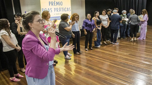 A Prefeitura de Porto Velho, através da Secretaria Municipal de Educação (Semed), divulgou o resultado da 2ª Etapa do Concurso Prêmio Boas Práticas, que está em sua 5ª edição, com o objetivo de valorizar, destacar e incentivar o protagonismo dos professores e gestores escolares em suas práticas, com foco na melhoria da educação no município. Foram 20 trabalhos classificados entre os finalistas, os dez melhores serão premiados com uma formação/visita técnica fora do estado de Rondônia, conhecendo práticas exitosas no âmbito educacional. "Foram 38 trabalhos homologados, com muitas experiências e projetos educativos que se destacaram, sendo os 20 melhores escolhidos pela Comissão Avaliadora, que é formada por representantes da Semed, Unir, Sintero, Ifro e do Conselho Municipal de Educação", informou a secretária Municipal de Educação (Semed), Gláucia Negreiros. De acordo com o Edital 001/2023, o anúncio dos dez vencedores deve ocorrer no dia 5 de outubro, com a entrega da premiação prevista para ocorrer no dia 26 de outubro, durante o Congresso Municipal de Educação. Participam do Prêmio Boas Práticas somente os profissionais da educação infantil, Educação de Jovens e Adultos (EJA), atendimento educacional especializado e do ensino fundamental, desde que estejam trabalhando em escolas da rede municipal. Texto: Eranildo Costa Luna Foto: SMC Superintendência Municipal de Comunicação (SMC)