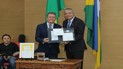 Homenagem ocorreu na Alero, após indicação do deputado Luizinho Goebel. A Igreja Luterana Cristo de Porto Velho comemorou 40 anos de instalação na capital e realizou culto, no auditório da Assembleia Legislativa de Rondônia (Alero), a convite do deputado Luizinho Goebel (PSC). Além do momento evangélico realizado na manhã desta segunda-feira (18) ocorreu o lançamento pela Empresa Brasileira de Correios e Telégrafos (EBCT) do selo comemorativo das quatro décadas da igreja. Antes da solenidade de obliteração ocorreu o culto alusivo a data, conduzido pelo pastor Wendel Naitzel Siring, que abordou assuntos como gratidão, confissão, oração, leituras bíblicas, dentre outros. Lembrou ainda que a igreja de Porto Velho nasceu graças a abnegação de um grupo de pessoas, que utilizou uma árvore como teto. Na sua pregação, missão das mais difíceis nos dias de hoje, mas desafiadora e que exige dedicação, o pastor Wendell citou partes importantes da liturgia, como gratidão e bênção. Colocou na tela uma estrofe do hino de Porto Velho, que leva a reflexão. “No Eldorado uma estrela brilha em meio à natureza, imortal: Porto Velho, cidade e município, orgulho da Amazônia ocidental”. Um trecho simples, mas que representa a pujança de Porto Velho. Antes do lançamento do selo comemorativo, o secretário da igreja, Josué Barbosa, fez a leitura do histórico da Congregação Luterana em Porto Velho. Também foi entregue à igreja uma placa comemorativa aos 40 anos. Após o culto ocorreu a solenidade de obliteração com o superintendente dos Correios, Lucindo Pereira da Silva no comando com o presidente da Igreja Evangélica Luterana do Brasil (IEBL) em Porto Velho, Aldenir Neimog Kill e posteriormente com o deputado Luizinho Goebel e o pastor Wendel Siring. O deputado Delegado Camargo (Republicanos) parabenizou o deputado Luizinho Goebel pela iniciativa de homenagear a Igreja Luterana de Porto Velho nos seus 40 anos. O parlamentar alertou para o momento difícil que os cristãos estão enfrentando no País, mas que não é para se acovardar, mas tem que “ser forte e corajoso”, pois é no desconforto que devemos prosperar. “O evangelho é propósito e não conforto”, disse o deputado. No encerramento da solenidade o deputado Luizinho Goebel destacou o momento importante da Igreja Luterana de Porto Velho, quando comemora os 40 anos. Lembrou que “tudo passa na vida, mas a palavra jamais passará”. O parlamentar disse que já testemunhou muita coisa na vida, inclusive “gente que se empoderou e depois teve que pedir perdão”, e concluiu parabenizando a Igreja Luterana, pelas quatro décadas em Porto Velho e 120 anos de Brasil. A Banda Estação da Fé, da Igreja Luterana, abrilhantou o momento solene com músicas durante o período de homenagem. Texto: Waldir Costa I Secom ALE/RO Foto: Antônio Lucas I Secom ALE/RO