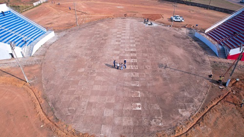 O município de Guajará-Mirim, região da Madeira Mamoré tem recebido reforço na cultura local, por meio das obras de revitalização da estrutura do Bumbódromo, palco de uma das maiores atrações culturais do Estado, o festival folclórico Duelo da Fronteira. As obras são gerenciadas e executadas pela Secretaria de Estado de Obras e Serviços Públicos – Seosp, e contam com 50% da execução concluída. Os trabalhos deram início em meados de agosto e a previsão de conclusão é para outubro deste ano. O investimento é de aproximadamente R$ 700 mil, provenientes de recurso próprio do Governo do Estado. No local, as equipes da Gerência de Ações Urbanísticas – GAU da Seosp seguem com os serviços em ritmo acelerado. O objetivo é deixar tudo preparado para o retorno do festival, que há seis anos não é realizado. De acordo com o gerente da GAU, Pórfirio Costa e Silva seguem em andamento os serviços de reparos; aplicação de argamassa e massa acrílica; pintura nas arquibancadas; construção do baldrame e aterro das calçadas de acesso e acessibilidade; escavação de buracos para posteamento na parte externa do Bumbódromo (estacionamento). “Nossas frentes de trabalho estão empenhadas para entregar o melhor. O espaço terá um ambiente mais agradável e bonito para receber os cidadãos que virão prestigiar o evento”, declarou. RESGATE CULTURAL A ação também conta com o apoio da Secretaria de Estado da Juventude, Cultura, Esporte e Lazer – Sejucel e da Prefeitura Municipal de Guajará-Mirim. De acordo com o secretário da Seosp, Elias Rezende, a soma de forças reafirma o compromisso do Governo em resgatar a cultura da região e, consequentemente, fomentar a economia local. “Estamos trabalhando para que Rondônia tenha de volta o Duelo da Fronteira. Nossas equipes seguem atuantes com os trabalhos de revitalização, e assim poder promover esta festa, a mais linda da Pérola do Mamoré. Isso é a cultura da região sendo resgata e economia da região aquecida”, destacou Rezende. Para o governador de Rondônia, Marcos Rocha o retorno do festival demonstra mais um avanço e um ganho para todo o Estado, que possui uma cultura rica, a qual precisa ser cada vez mais fortalecida. “Investir na cultura de nossa região também faz parte do nosso propósito. Nada melhor do que resgatar festivais que são tradições rondonienses. A exemplo do que realizamos em Porto Velho com a retomada da Expovel, por meio de parcerias. E em Guajará não está sendo diferente”, salientou. DUELO DA FRONTEIRA O Festival Folclórico da Pérola do Mamoré, conhecido como “Duelo da Fronteira”, é uma tradição realizada em Guajará-Mirim. Criada em 1995, a festa se tornou um dos maiores eventos culturais do Estado de Rondônia, com a disputa entre os bois-bumbás Flor do Campo e Malhadinho. O festival busca apresentar as heranças culturais, tanto indígenas quanto caboclas; com danças, músicas e lendas. O embate entre os bois-bumbás tem esse nome, “Duelo da Fronteira”, porque a cidade de Guajará-Mirim está separada pelo rio Mamoré da cidade de Guayaramerín, na Bolívia e ocorre a semelhança do Festival Folclórico de Parintins, no Amazonas. Fonte Texto: Jaqueline Malta Fotos: Bruno Motoyama Secom - Governo de Rondônia