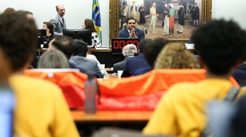 Relator da proposta pediu mais tempo para analisar sugestões e votos dos colegas; votação foi marcada para o dia 10 de outubro Após mais de cinco horas de discussão, foi adiada a votação da proposta que derruba o casamento civil homoafetivo pela Comissão de Previdência, Assistência Social, Infância, Adolescência e Família da Câmara dos Deputados. O relator, deputado Pastor Eurico (PL-PE), pediu mais tempo para analisar sugestões e votos dos colegas. “Gostaria de pedir que nos desse mais um tempo, em respeito aos que honrosamente falaram aqui e até aos que nos desrespeitaram, para provar que não há retaliação e não estamos aqui para impor nada”, disse. O presidente da comissão, deputado Fernando Rodolfo (PL-PE), marcou a votação para o dia 10 de outubro. Em seu parecer, Eurico defende a aprovação do Projeto de Lei 5167/09, segundo o qual nenhuma relação entre pessoas do mesmo sexo pode ser equiparada ao casamento ou a entidade familiar. Isso impacta decisões sobre dependência econômica, pensão, herança, entre outros. Esses direitos são garantidos às uniões homoafetivas desde 2011 por decisão do Supremo Tribunal Federal. Favoráveis à união homoafetiva A proposta é alvo de divergências há diversas semanas. Os contrários ao texto afirmam se tratar de um projeto inconstitucional. A deputada Laura Carneiro (PSD-RJ) apontou que o texto muda uma lei (o Código Civil) com o objetivo de derrubar uma interpretação constitucional. “Isso não existe, é uma proibição para o casamento”, disse. Ela lembrou ainda que o mundo atual já admite várias configurações familiares heterossexuais e homoafetivas. “Esta Casa foi feita para garantir direitos e não para retirar direitos”, disse. A deputada Erika Kokay (PT-DF) afirmou que a população LGBTQIA+ deve ter os mesmo direitos constitucionais garantidos. Ela destacou que a diversidade é característica da humanidade. “Há varias formas de ser, várias formas de amar, vários corpos, várias etnias. É a diversidade que nos faz humanos”, defendeu. O deputado Pastor Henrique Vieira destacou que os argumentos morais usados para defender são os mesmos utilizados no passado para retirar direitos. “O relator usa pressupostos que já foram utilizados para proibir o voto de mulheres, para escravizar o povo negro e para perseguir judeus. É um argumento moral abstrato que relega a um grupo o status de sub-humanidade”, criticou. Contrários à união homoafetiva Coordenador da bancada evangélica, o deputado Eli Borges (PL-TO) afirmou que cabe ao Parlamento decidir sobre “a questão da família”. Para a deputada Priscila Costa (PL-CE), o STF legislou no lugar do Parlamento e isso é antidemocrático. Segundo ela, ao legislar sobre o assunto, o Parlamento está protegendo direitos individuais. “Nós estamos tratando de um assunto que foi de maneira arbitrária, legislado, de maneira irregular, por um poder que não tem o poder de legislar, que é o STF”, alegou. O deputado Delegado Éder Mauro (PL-PA) argumenta que a Constituição reconhece apenas a união estável entre o homem e a mulher como entidade familiar e, para isso ser mudado, o Congresso teria que alterar o texto constitucional. “Qualquer lei ou norma que preveja união estável ou casamento homoafetivo representa afronta direta à liberdade do texto constitucional”, apontou. O deputado Nikolas Ferreira (PL-MG) disse que o casamento entre pessoas do mesmo sexo traz consequências civilizatórias e culturais, já que, na visão dele, a finalidade do casamento é preservar a humanidade. “Se não fosse o casamento hétero, não haveria mais seres humanos. Isso é atestar a realidade”, opinou Reportagem - Carol Siqueira e Lara Haje Edição - Geórgia Moraes Fonte: Agência Câmara de Notícias