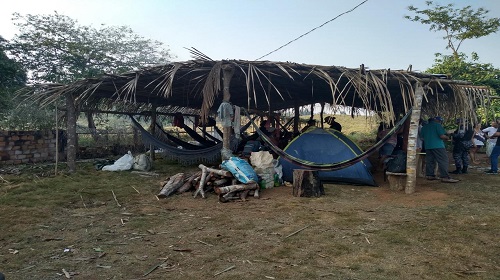 Na manhã de segunda-feira 04, a Polícia Militar de Rondônia (PMRO), retirou um grupo de 50 pessoas que havia invadido uma propriedade rural na fazenda Rio Branco, Ariquemes. O proprietário da fazenda já temia que sua propriedade pudesse ser invadida e possuía uma Ordem Judicial de Interdito Proibitório, documento que se destina à proteção preventiva de posse. Após a invasão os proprietários da fazenda, procuraram a Polícia Militar para passar as informações da invasão em sua propriedade, que apontava que um grupo de pessoas estava iniciando uma invasão da fazenda Rio Branco na RO 257.O 7º Batalhão da Polícia Militar (7º BPM) ao tomar conhecimento do fato executou rapidamente as estratégias para o ressarcimento imediato da posse da propriedade invadida. No local, as equipes policiais flagraram várias pessoas montando acampamento. Em um diálogo com os invasores, eles alegaram que entraram a terra, pois tinham recebido informações de que a área da fazenda fosse desapropriada pelo INCRA. Apresentaram uma ata de deliberação de conselho do INCRA datada do ano de 2014.Todavia, ninguém estava dentro dos limites do imóvel da Fazenda Rio Branco 02. Os supostos invasores estavam acampados em uma chácara fora do limite da fazenda, situada no Km 12, RO 257, Projeto Hortifrutigranjeiro, de propriedade. Foi explicado ao grupo que a propriedade é particular e tem documentos que comprovam a posse, e que aquela ação praticada caracteriza o crime de esbulho possessório. Após esses esclarecimentos, as pessoas que estavam no local decidiram se retirar. Dois barracos que estavam dentro dos limites da fazenda foram desmanchados por funcionários. Foi constatado também que fios de cerca foram cortados. Enquanto está guarnição fazia o registro da ocorrência, dois suspeitos foram flagrados pelos funcionários dentro da fazenda. Diante do flagrante os dois suspeitos foram conduzidos a Delegacia para as medidas necessárias. Texto: P-5 do 7º BPM / PVSA Letícia Fonte e fotos: Boletim de Ocorrência